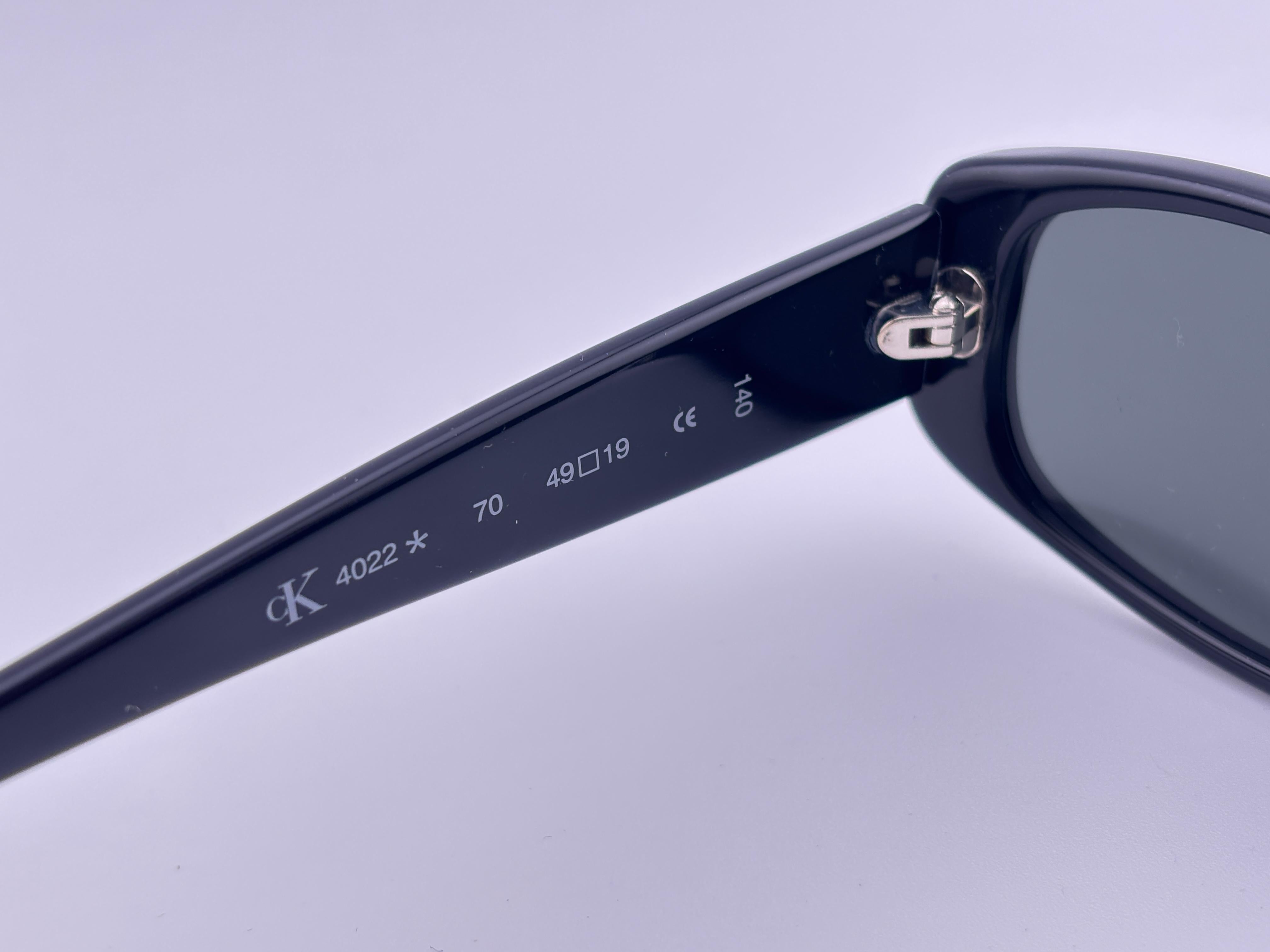 Neue Vintage Calvin Klein Ck Sleek Schwarz 4022 Y2K Sonnenbrille in Italien gemacht (Violett) im Angebot