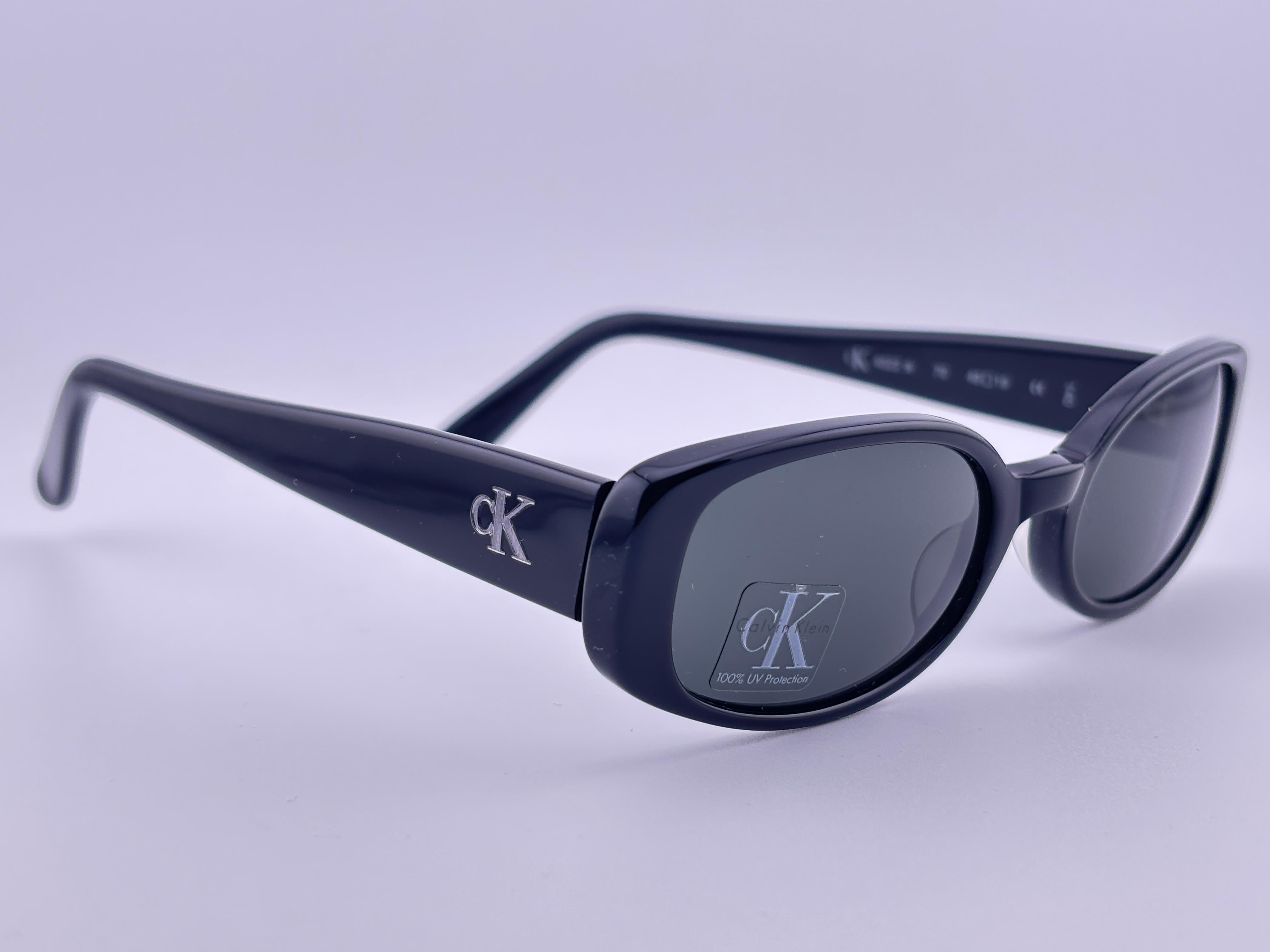 Neue Vintage Calvin Klein Ck Sleek Schwarz 4022 Y2K Sonnenbrille in Italien gemacht im Angebot 1