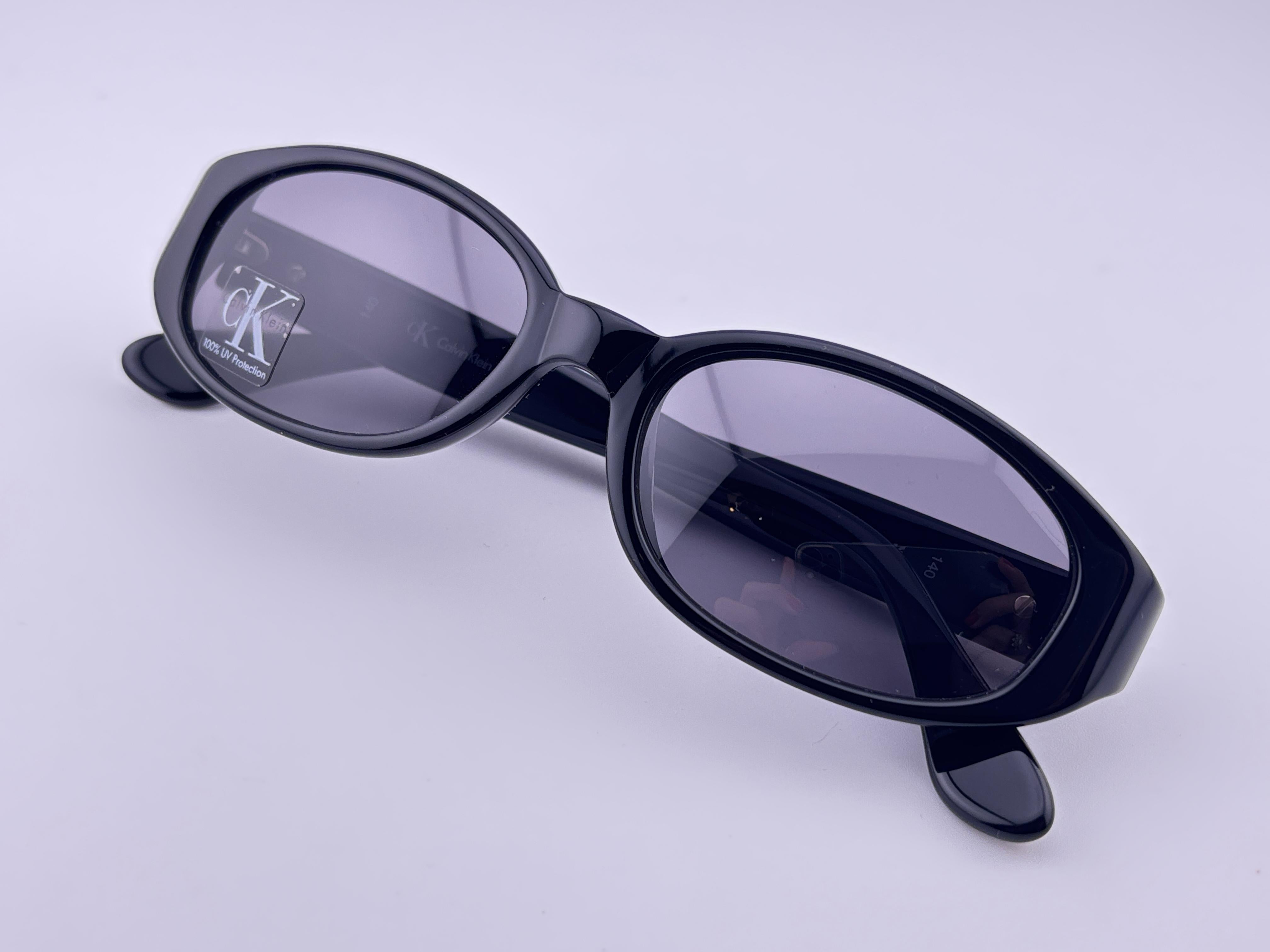 












New Vintage Calvin Klein Y2K 1990's Black Sleek Frame Sunglasses Made In Italy
Gris Lentilles.

Nouveau, jamais porté ni exposé.

Cet article peut présenter des signes mineurs d'usure dus au stockage.

Devant : 13 cm
Hauteur de