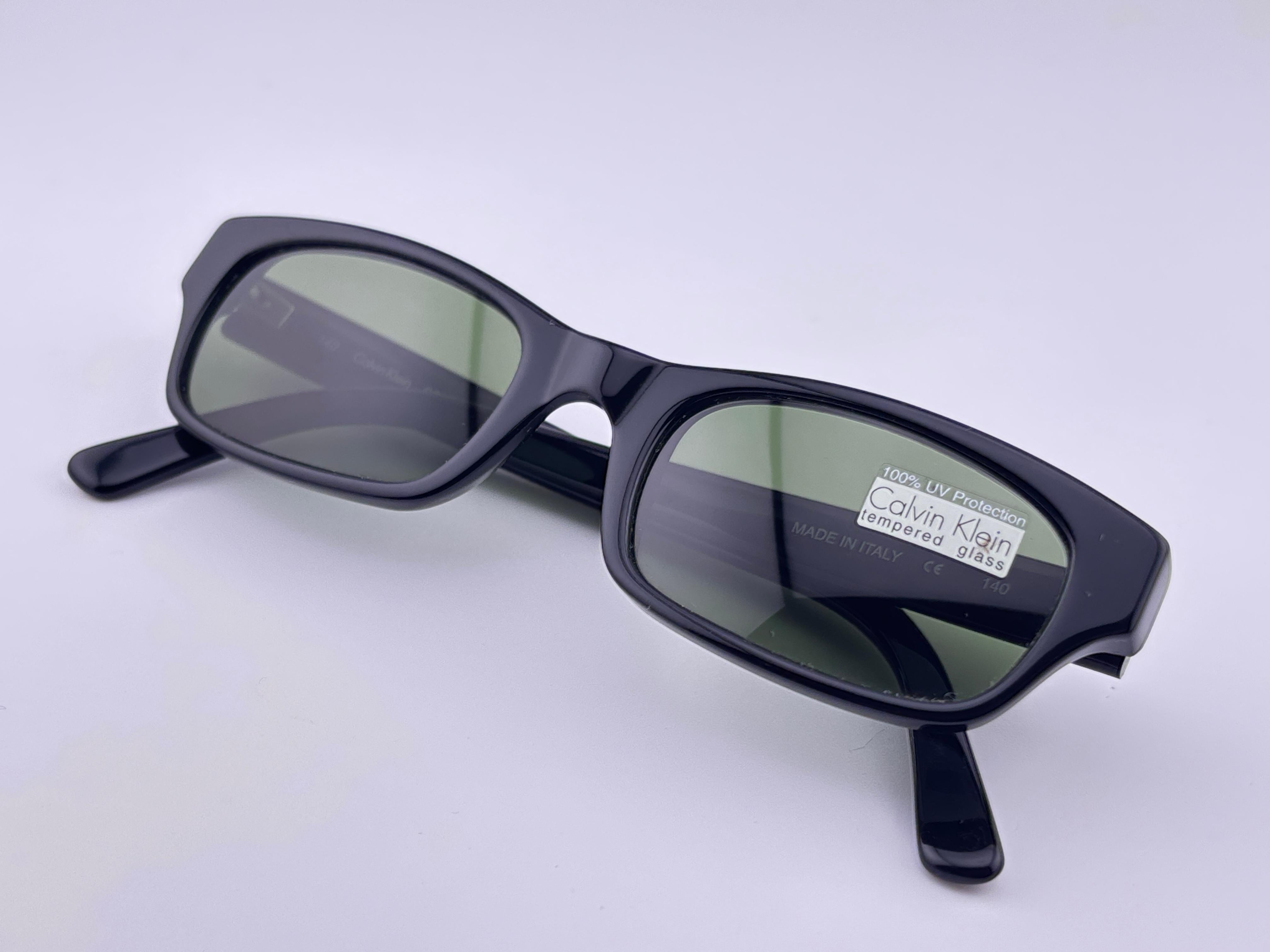 












New Vintage Calvin Klein Y2K 1990's Black Sleek Frame Sunglasses Made In Italy
Gris Lentilles.

Nouveau, jamais porté ni exposé.

Cet article peut présenter des signes mineurs d'usure dus au stockage.

Devant : 13 cm
Hauteur de