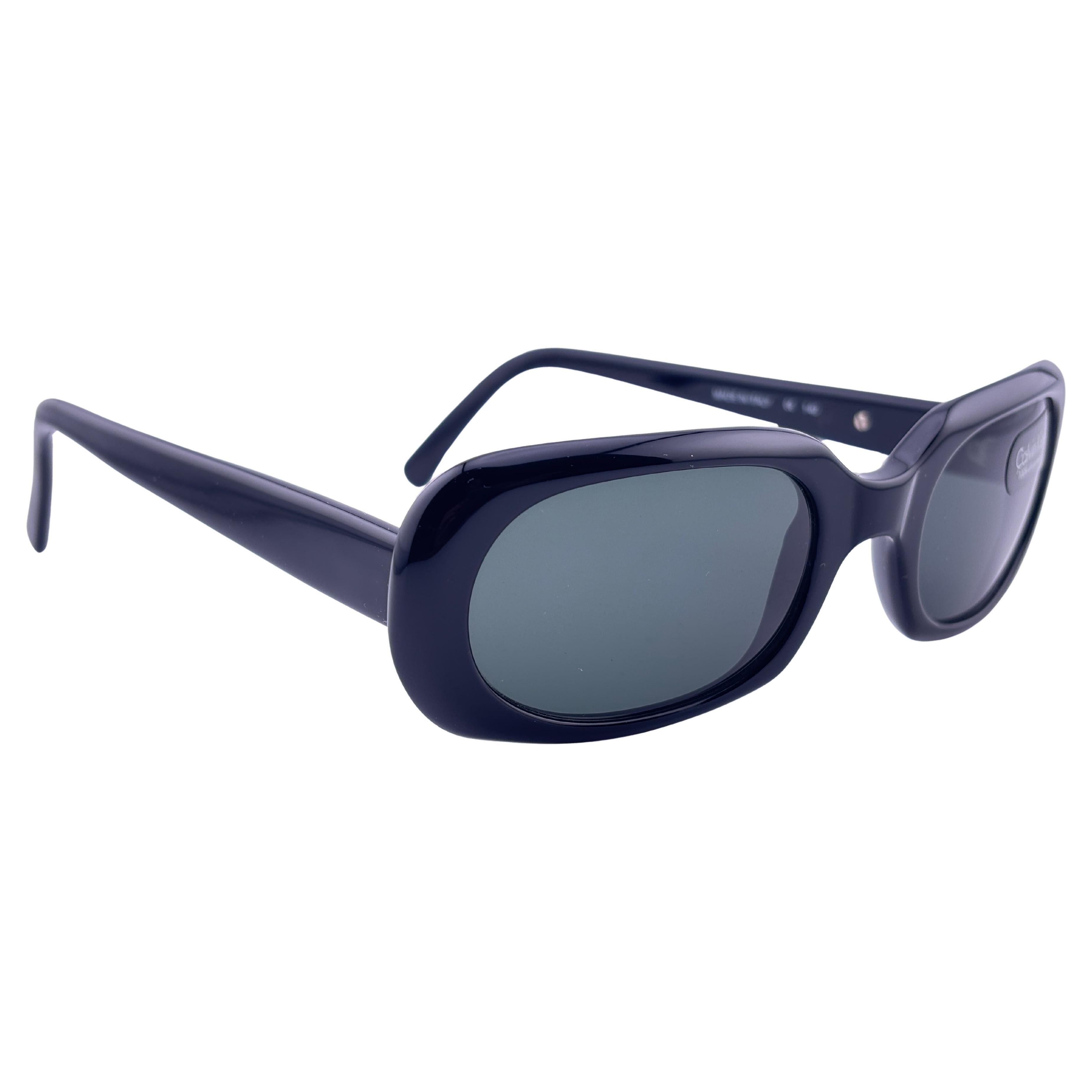 












New Vintage Calvin Klein Y2K 1990's Black Sleek Frame Sunglasses Made In Italy
Gris Lentilles.

Nouveau, jamais porté ni exposé.

Cet article peut présenter des signes mineurs d'usure dus au stockage.

Devant : 13 cm
Hauteur de