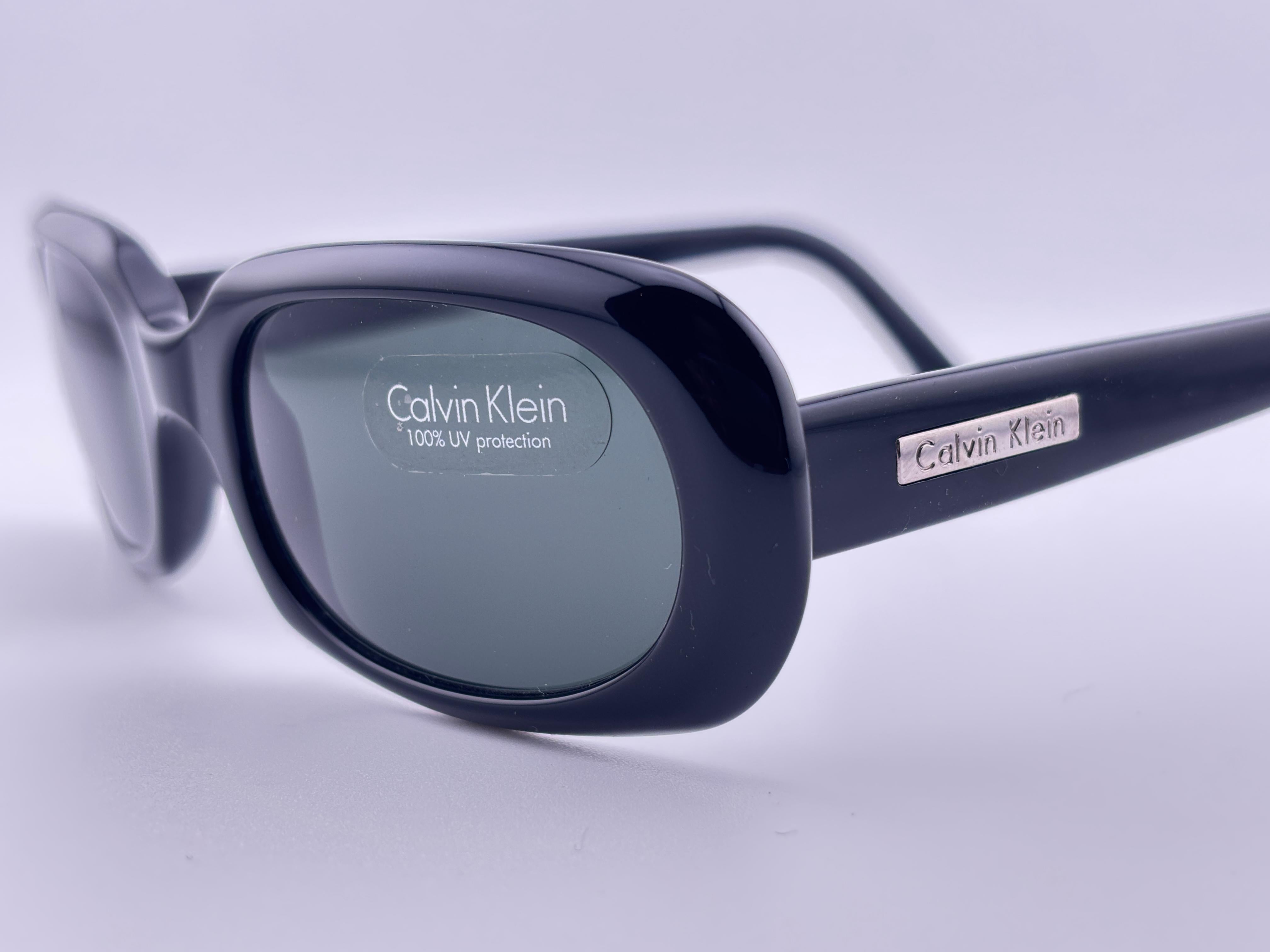 Violet New Vintage Calvin Klein Ck Sleek Black 737 `S  Lunettes de soleil Y2K Made In Italy en vente