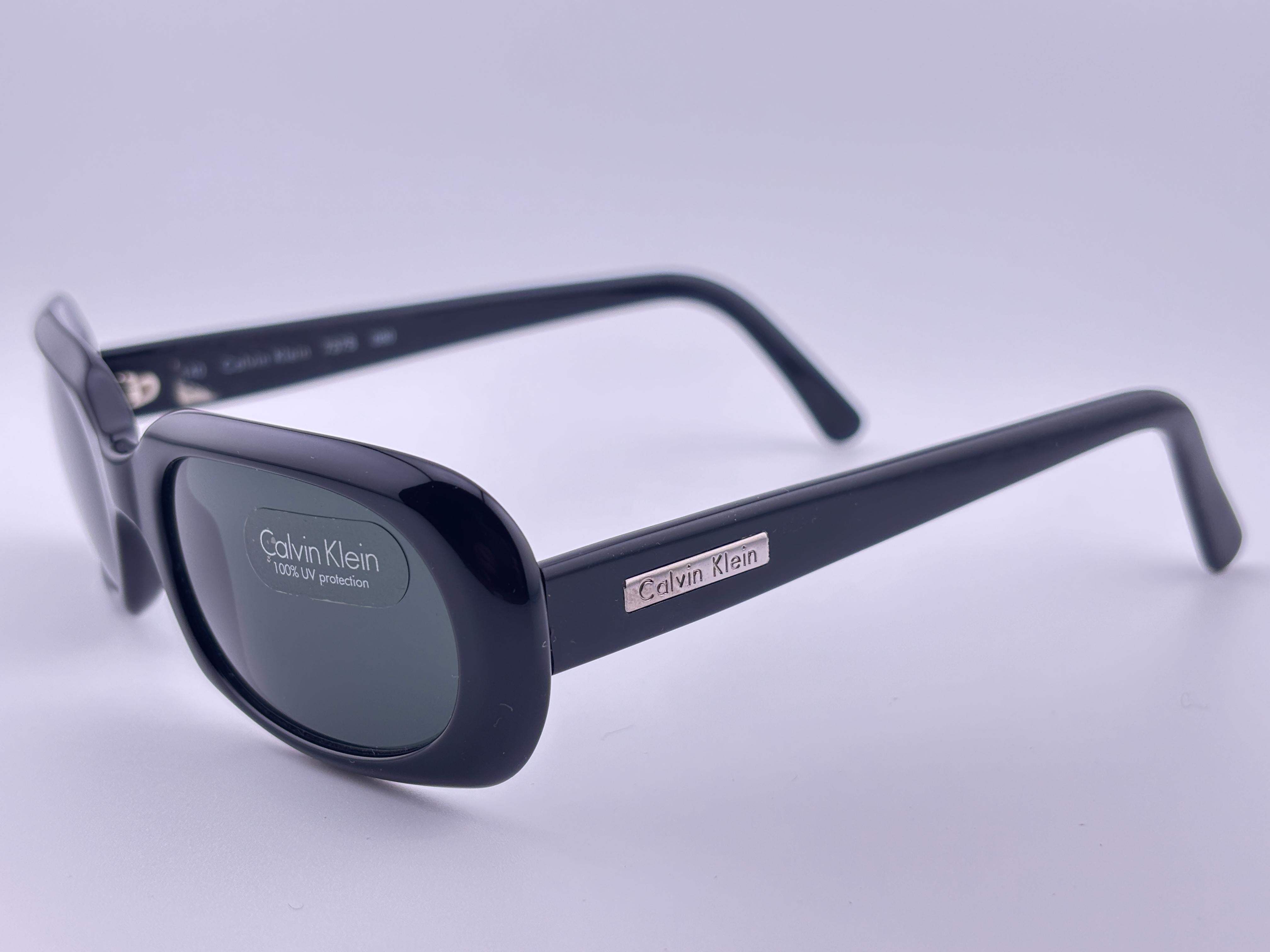 New Vintage Calvin Klein Ck Sleek Black 737 `S  Lunettes de soleil Y2K Made In Italy en vente 2
