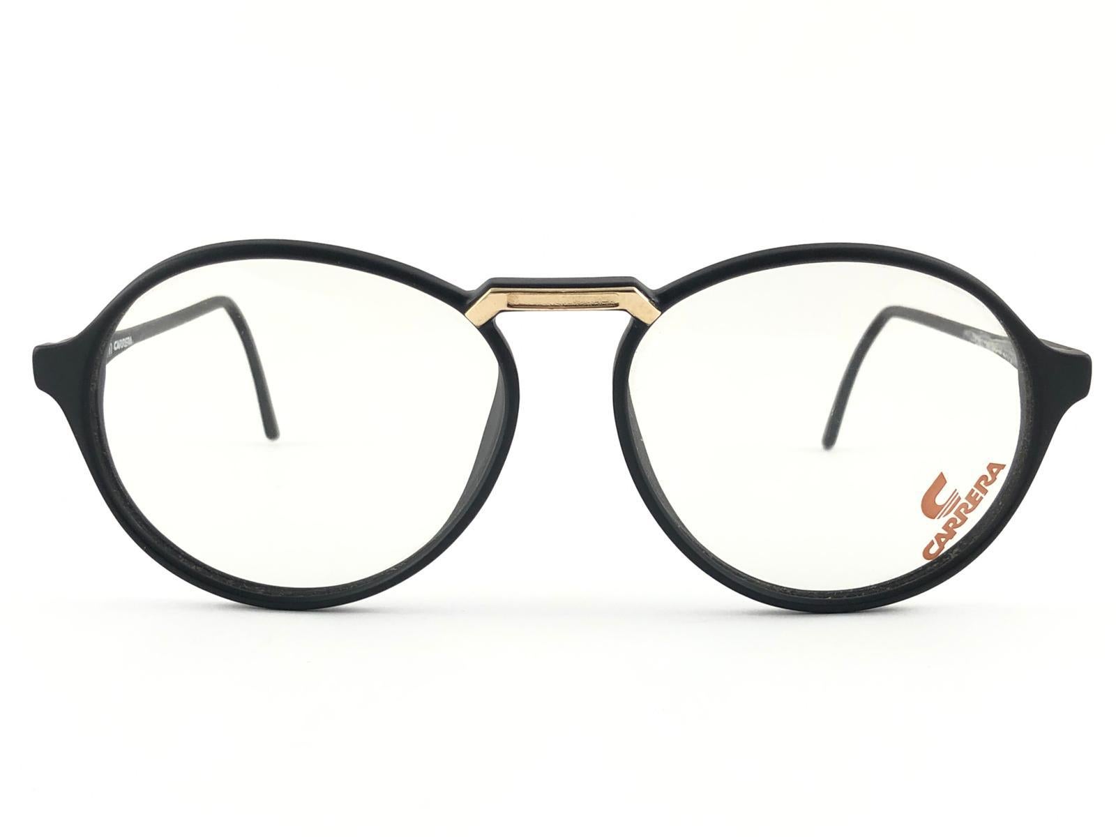 New 1980 Carrera 5339 black round frame ready for your prescription lenses. 
Amazing craftsmanship and quality.  
This item show minor sign of wear due to storage. Made in Austria.

FRONT : 13.5   CMS

LENS HEIGHT : 4.7 CMS

LENS WIDTH : 5.4