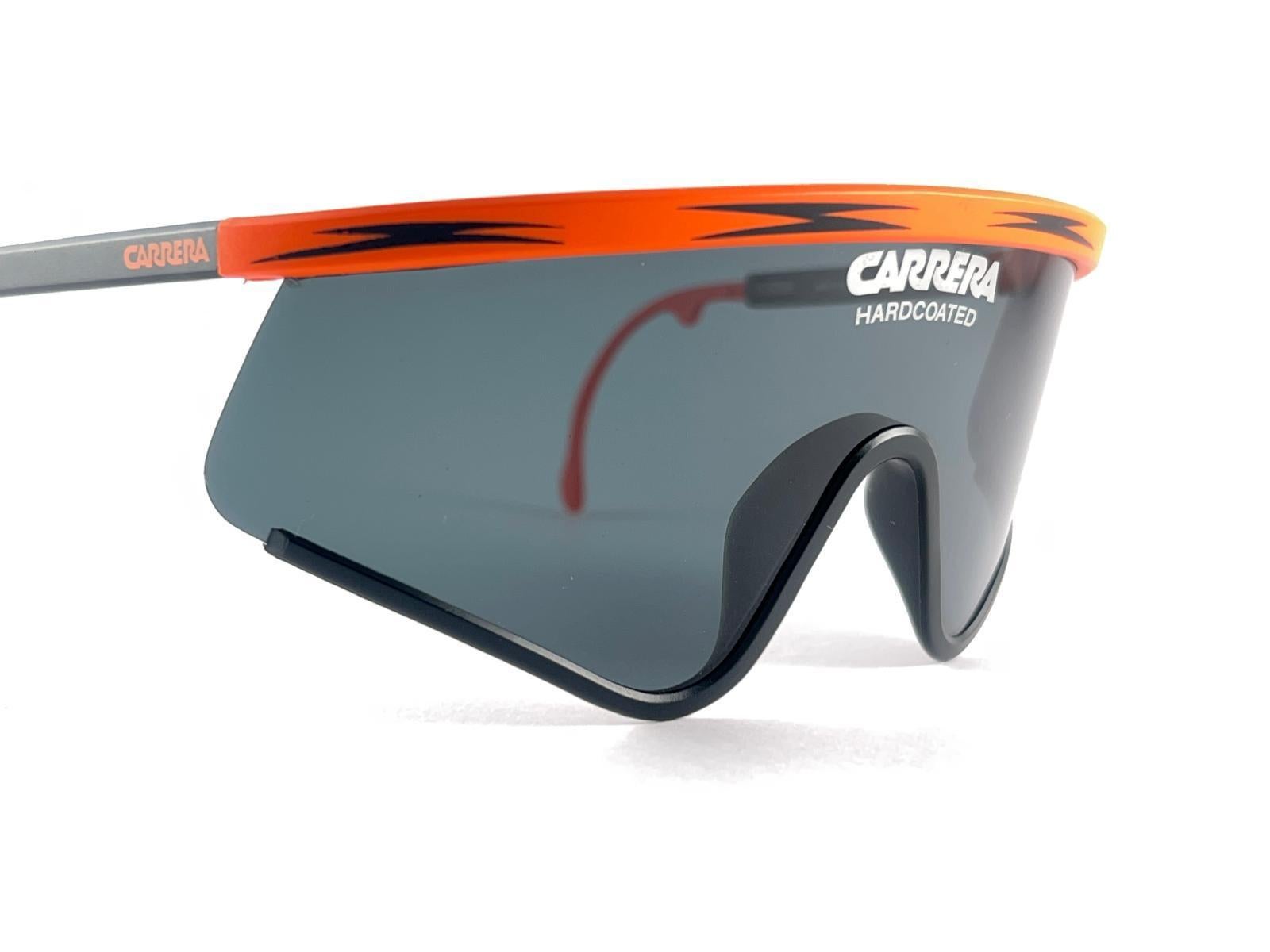 
New Vintage Eye Catching Hardcoated Orange Carrera 5449 45 Grey Shield Lens And Extensible Temples
Erstaunliche Handwerkskunst und Qualität. 
Dieser Artikel zeigt geringe Verschleißerscheinungen  Auf den Linsen aufgrund der Lagerung, beeinträchtigt