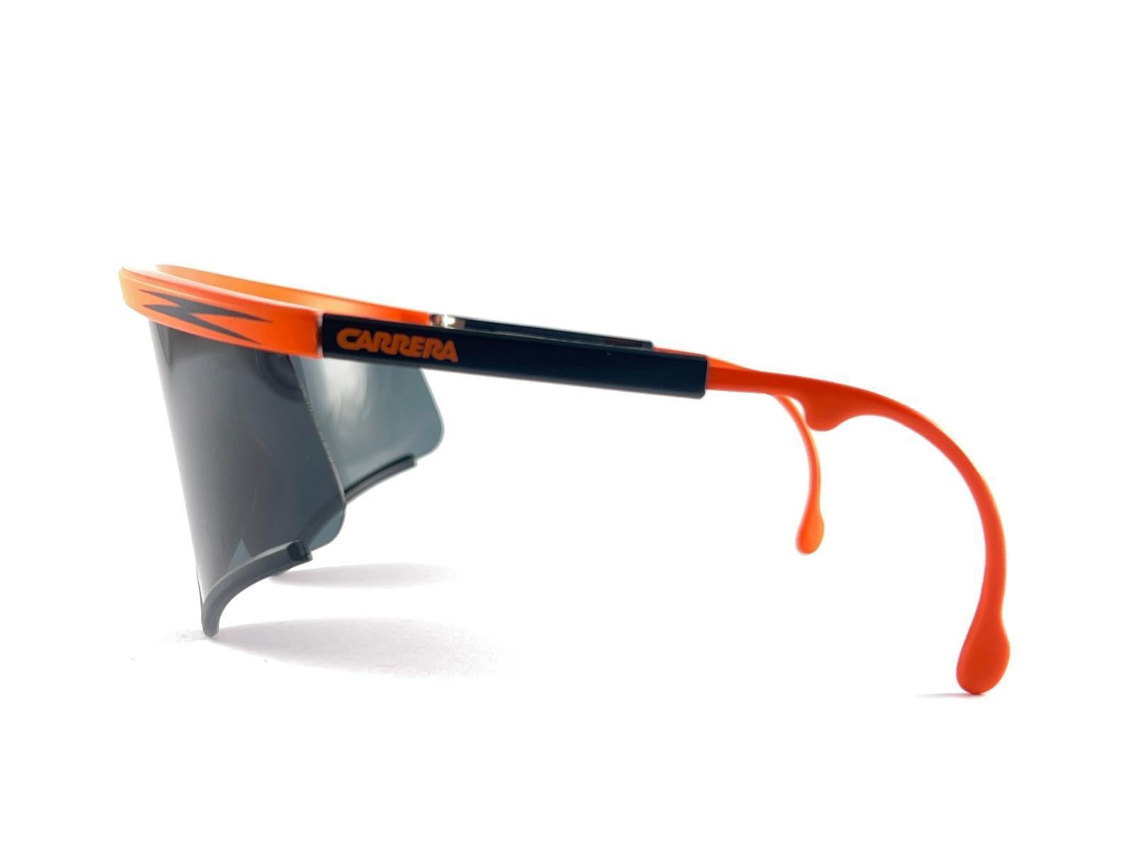 Neu Vintage Carrera 5449 45 Hardcoated Sport Schild-Sonnenbrille 1980er Jahre Österreich (Grau) im Angebot