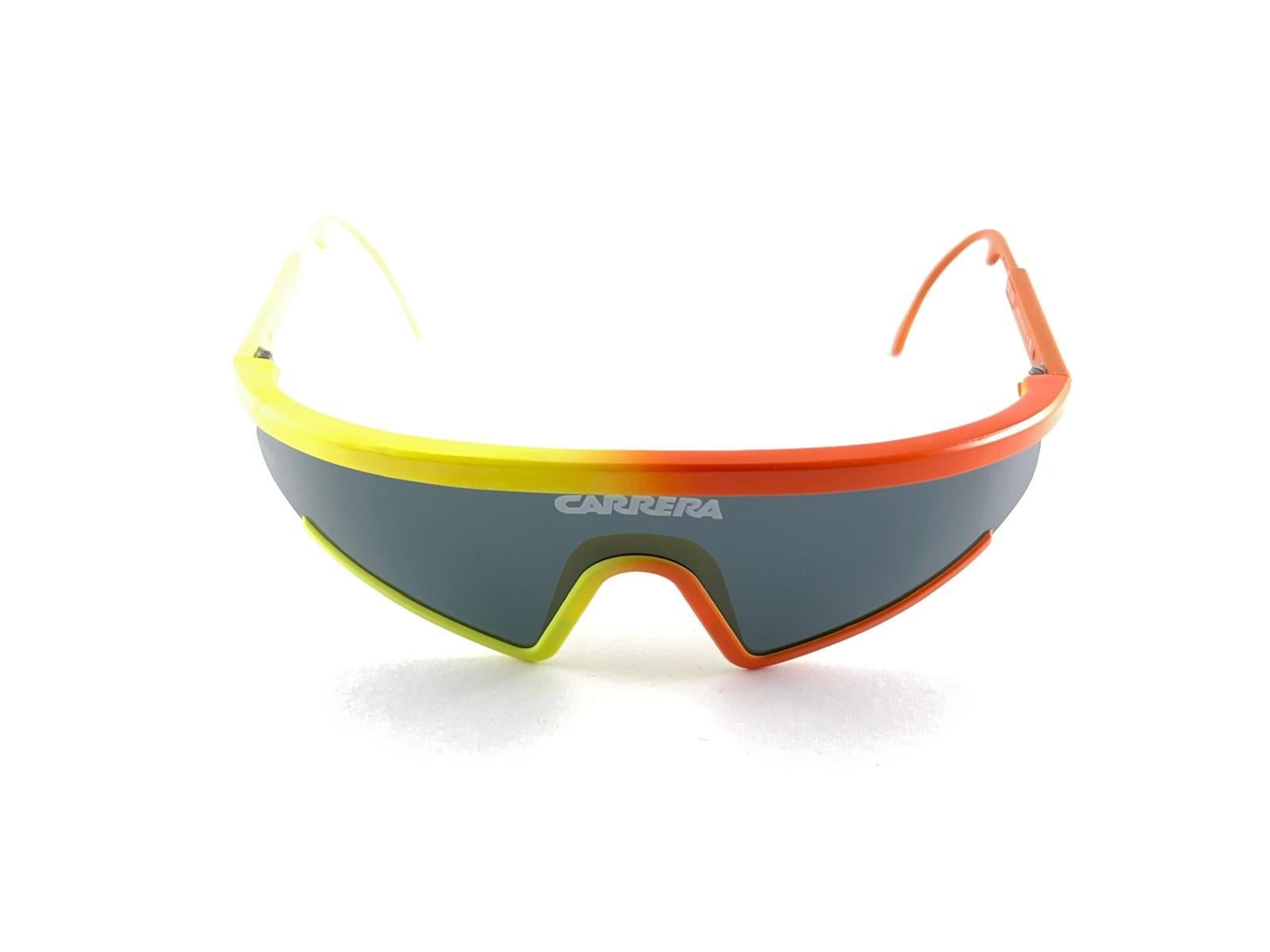 
New Vintage Eye Catching Gelb & Orange Carrera 5472 Grey Shield Lens und erweiterbare Bügel
Erstaunliche Handwerkskunst und Qualität. 
Dieser Artikel zeigt geringe Verschleißerscheinungen  Auf den Linsen aufgrund der Lagerung und es hat keinen