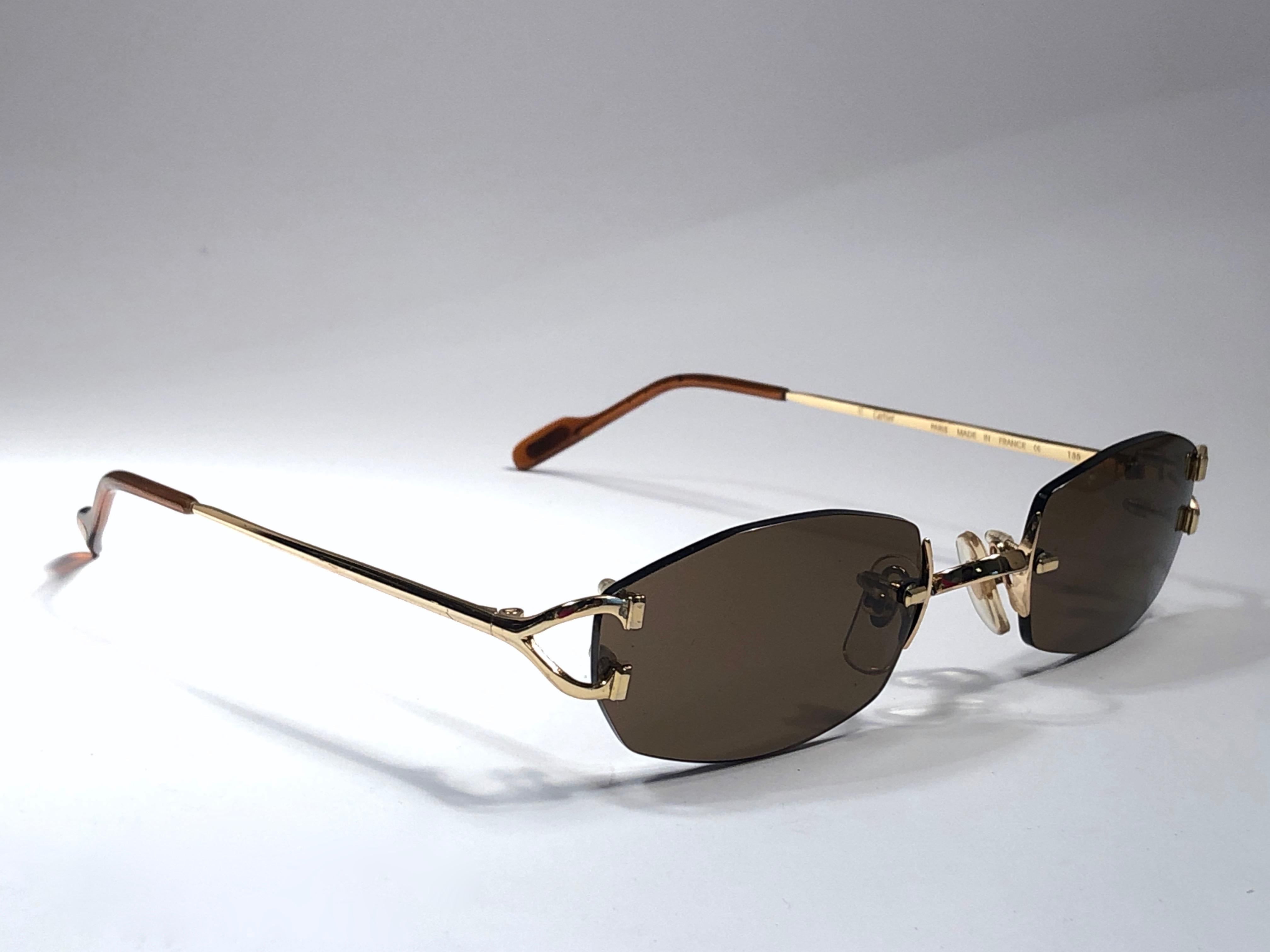 Gris Lunettes de soleil Cartier Capri en verre brun sans monture 18 carats plaqué or, France, neuves et vintage en vente