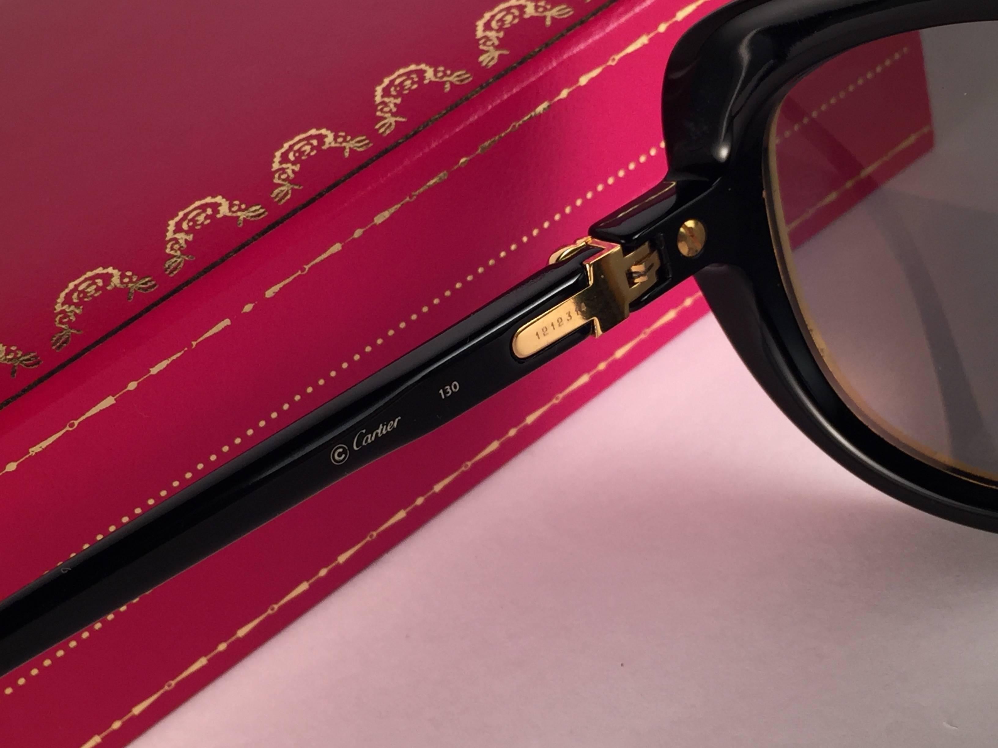 Cartier - Conquete vintage, état neuf  Lunettes de soleil françaises de 51 mm avec fermoirs noirs, dorés et jaunes Pour femmes en vente