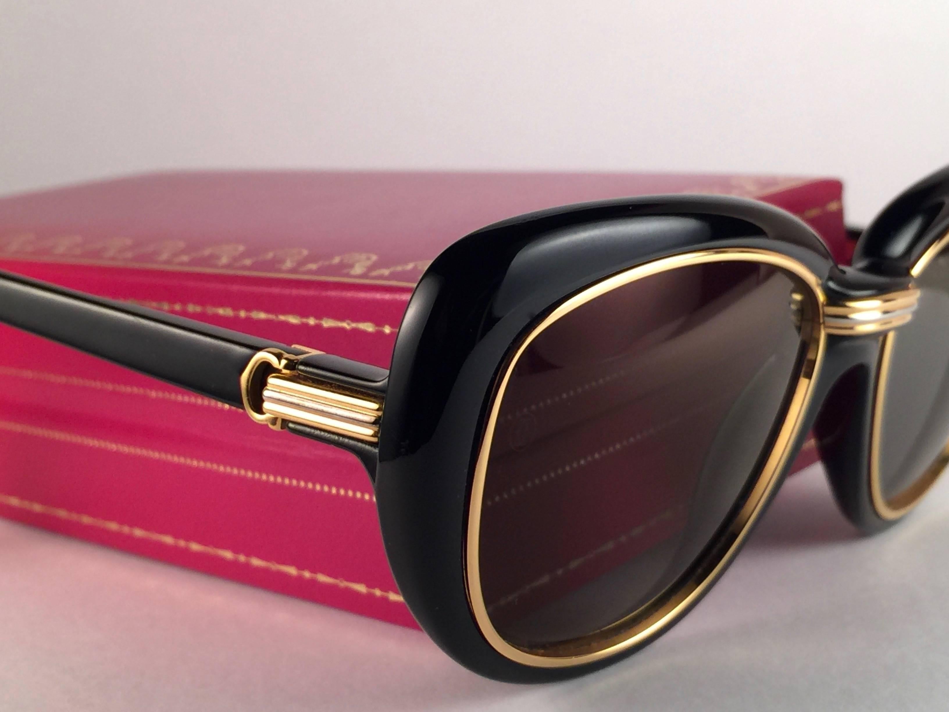 Cartier - Conquete vintage, état neuf  Lunettes de soleil françaises de 51 mm avec fermoirs noirs, dorés et jaunes en vente 2