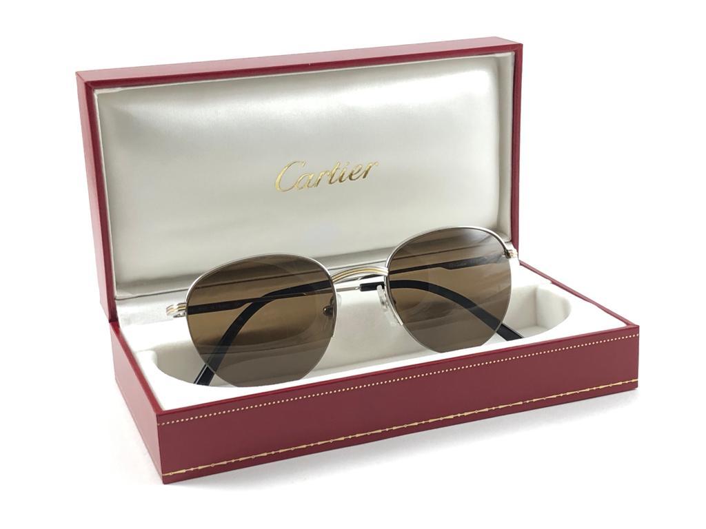 Neu 1990 Cartier Colisee 51 [] 20 Sonnenbrille mit braunen (uv-Schutz) Gläsern. Alle Markenzeichen. Cartier-Zeichen auf den Ohrstöpseln. Sie sind wie ein Paar Juwelen auf der Nase. 

Bitte beachten Sie, dass es sich bei diesem Paar um ein Vintage