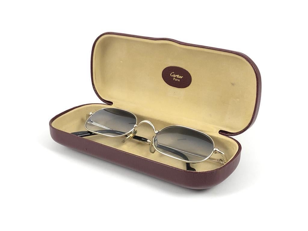 Neu 1990 Cartier DeimIos 48 MM Sonnenbrille mit blauen (uv-Schutz) Gläsern.  Alle Markenzeichen. Cartier-Goldzeichen auf den Ohrmuscheln. Sie sind wie ein Paar Juwelen auf der Nase. Schönes Design und ein echtes Zeichen der Zeit. Original Cartier