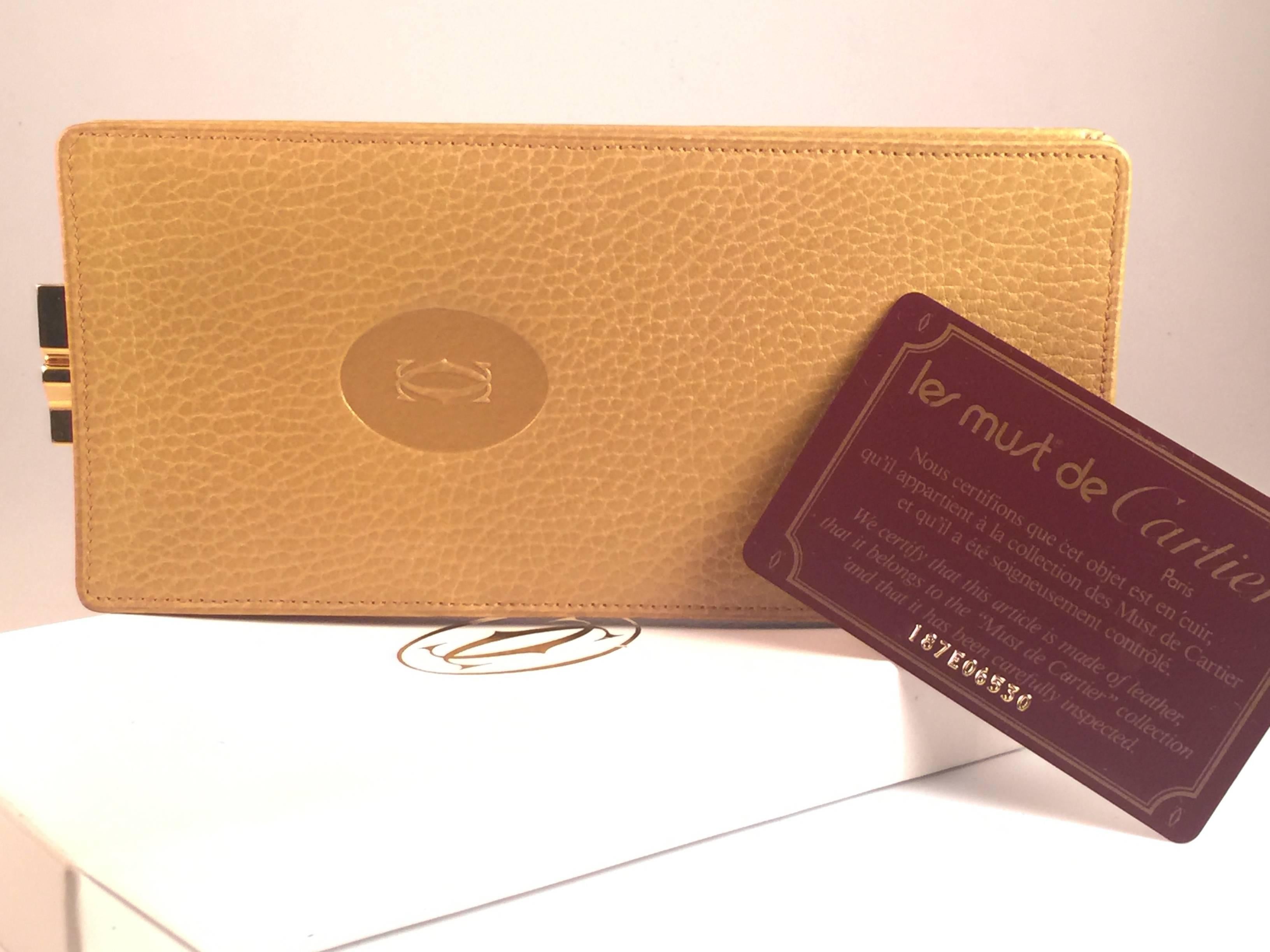 New Vintage Cartier Sleeve Etui with gold clasp and genuine tan leather. 

Livré avec sa boîte et sa carte d'authenticité. 

Fabriqué en France en 1980. 