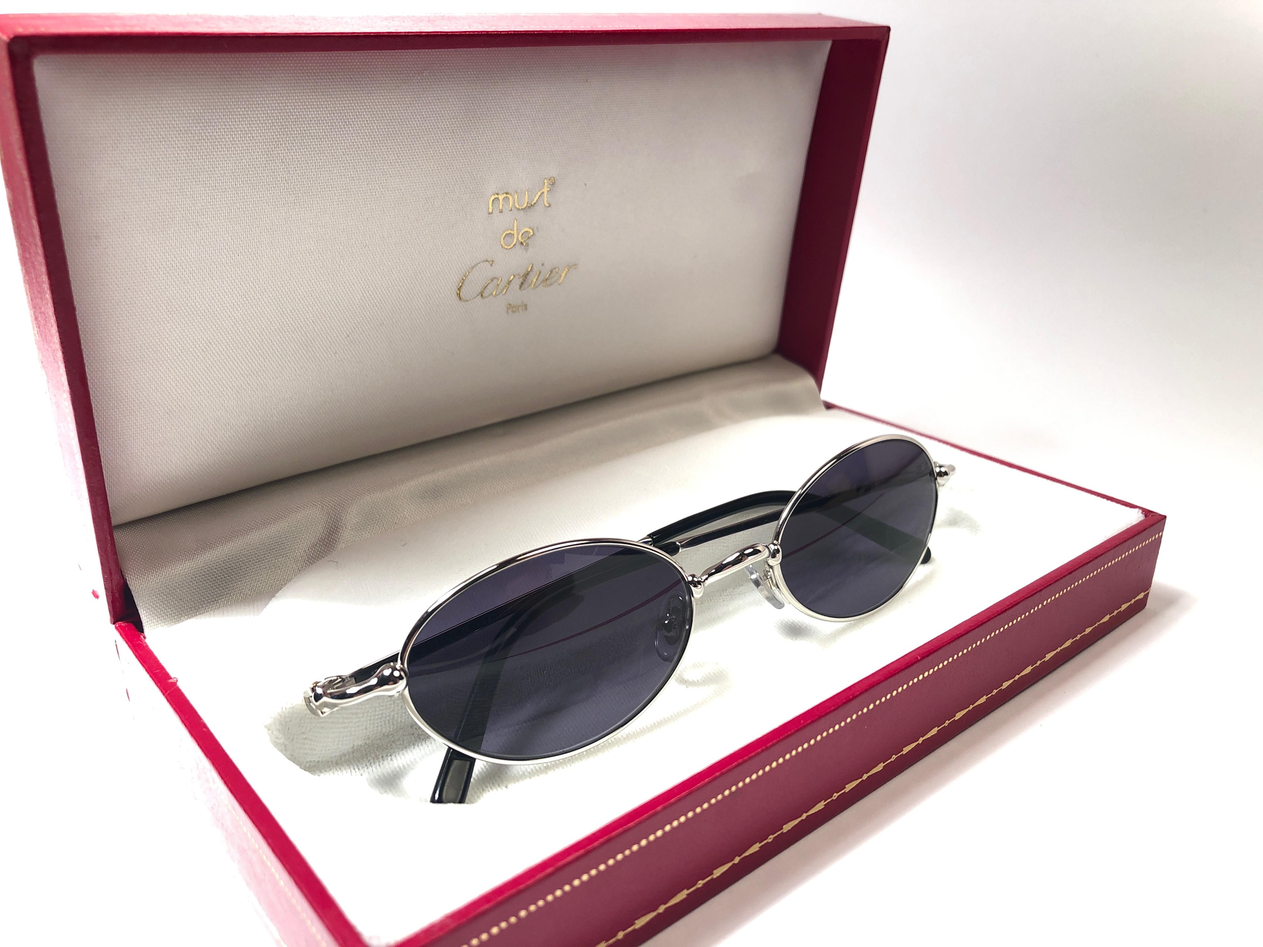 Neu 1990 Cartier Filao versilberte Sonnenbrille mit blauen (uv-Schutz) Gläsern. Alle Markenzeichen. Cartier-Silberzeichen auf den Ohrmuscheln. 
Sie sind wie ein Paar Juwelen auf der Nase. Bitte beachten Sie, dass dieses Paar fast 30 Jahre alt ist
