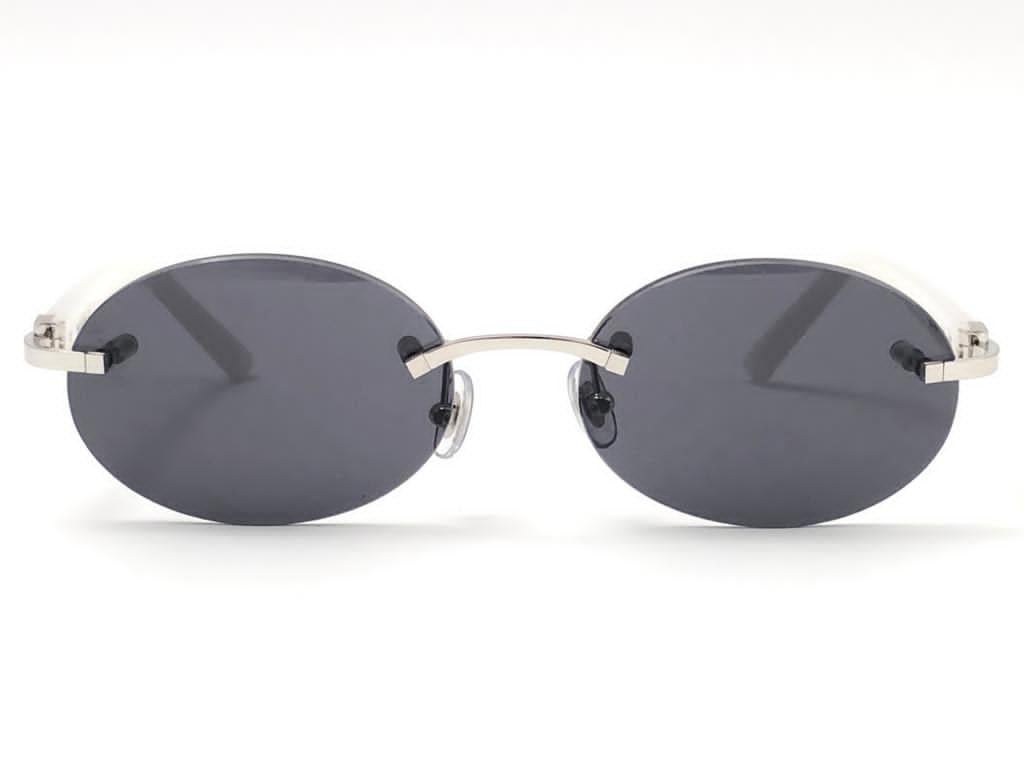 New 1990 Cartier unique rimless sunglasses, mother of pearl like temples with grey (uv protection) lenses. All hallmarks. 



Please notice this item its nearly 30 years old and may have minor sign of wear due to storage. 

These are like a pair of