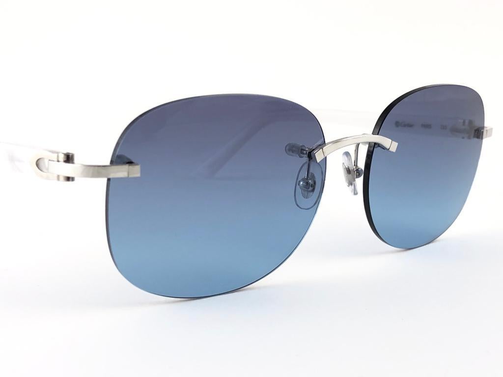 New 1990 Cartier unique rimless sunglasses, mother of pearl like temples with blue gradient (uv protection) lenses. All hallmarks. 



Please notice this item its nearly 30 years old and may have minor sign of wear due to storage. 

These are like a