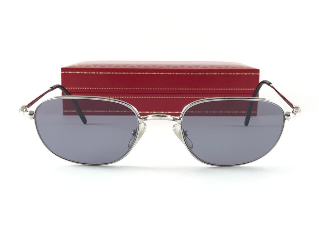 New 1990 Cartier Vesta Sonnenbrille mit mittelgrauen (UV-Schutz) Gläsern. Alle Markenzeichen. Cartier-Silberzeichen auf den Ohrmuscheln. Sie sind wie ein Paar Juwelen auf der Nase. 
Bitte beachten Sie, dass diese Sonnenbrille fast 30 Jahre alt ist