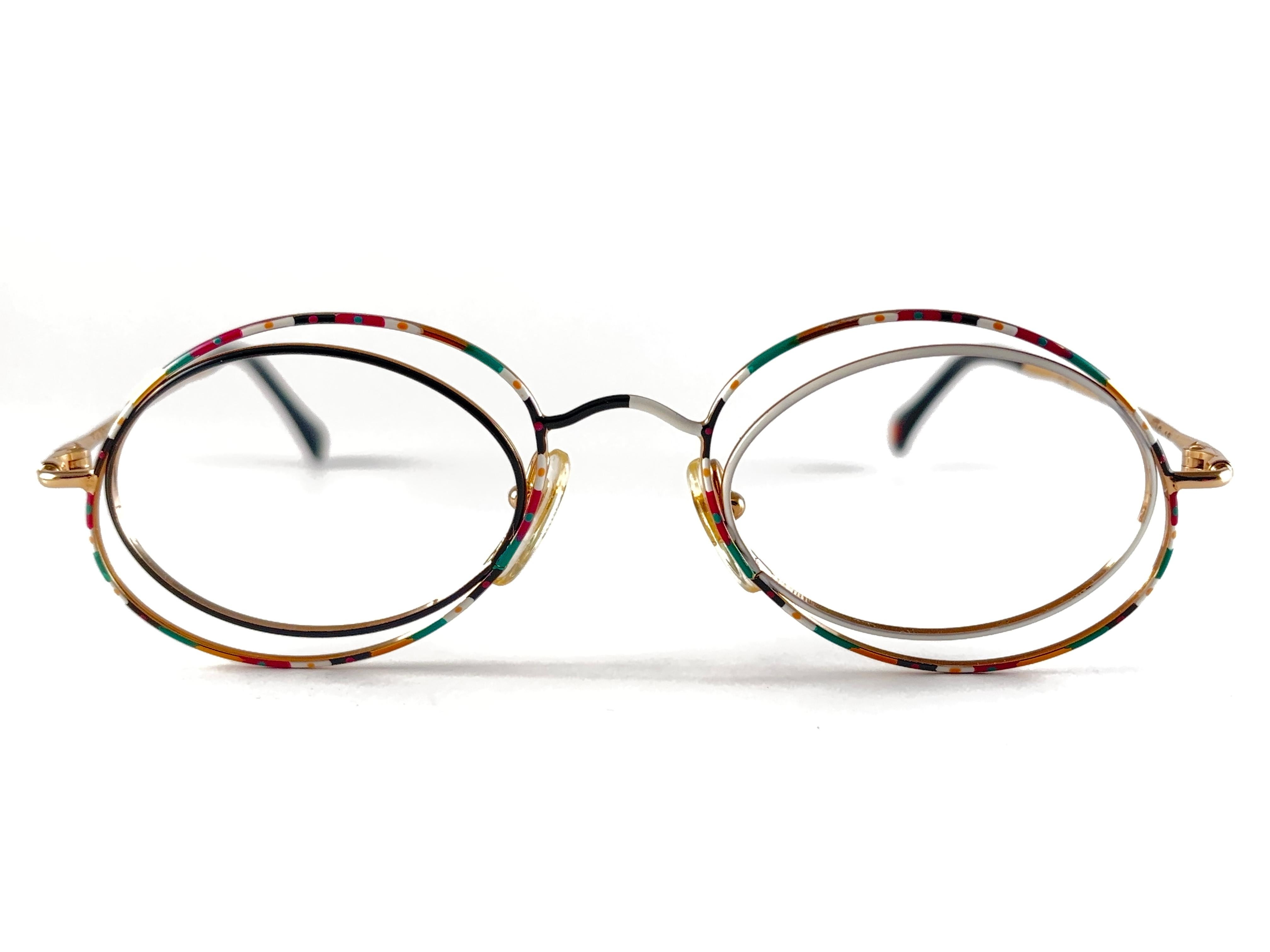 New Vintage Casanova Avantgarde Multicolored Double Rimmed Frame.

Dieses Paar kann geringfügige Anzeichen von Verschleiß aufgrund der Lagerung haben.

Hergestellt in Italien.


