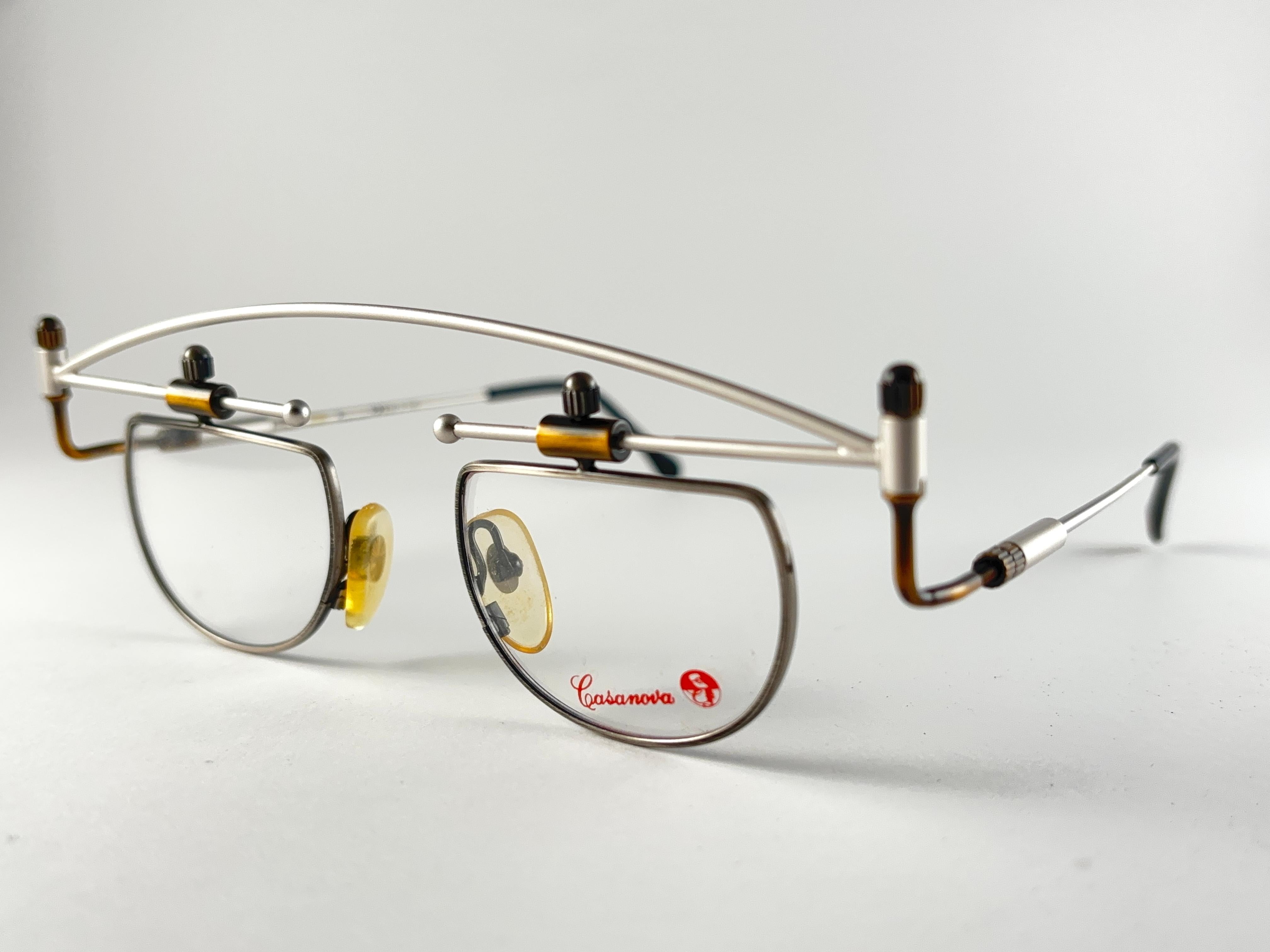 New Vintage Casanova Avantgarde Gold Plated Frame.

Cette paire peut présenter des signes mineurs d'usure dus au stockage.

Fabriqué en Italie.

Avant  13.3  Cms
Hauteur de l'objectif  5.4  Cms
Largeur de l'objectif  5.4  Cms
Temple  12  Cms

