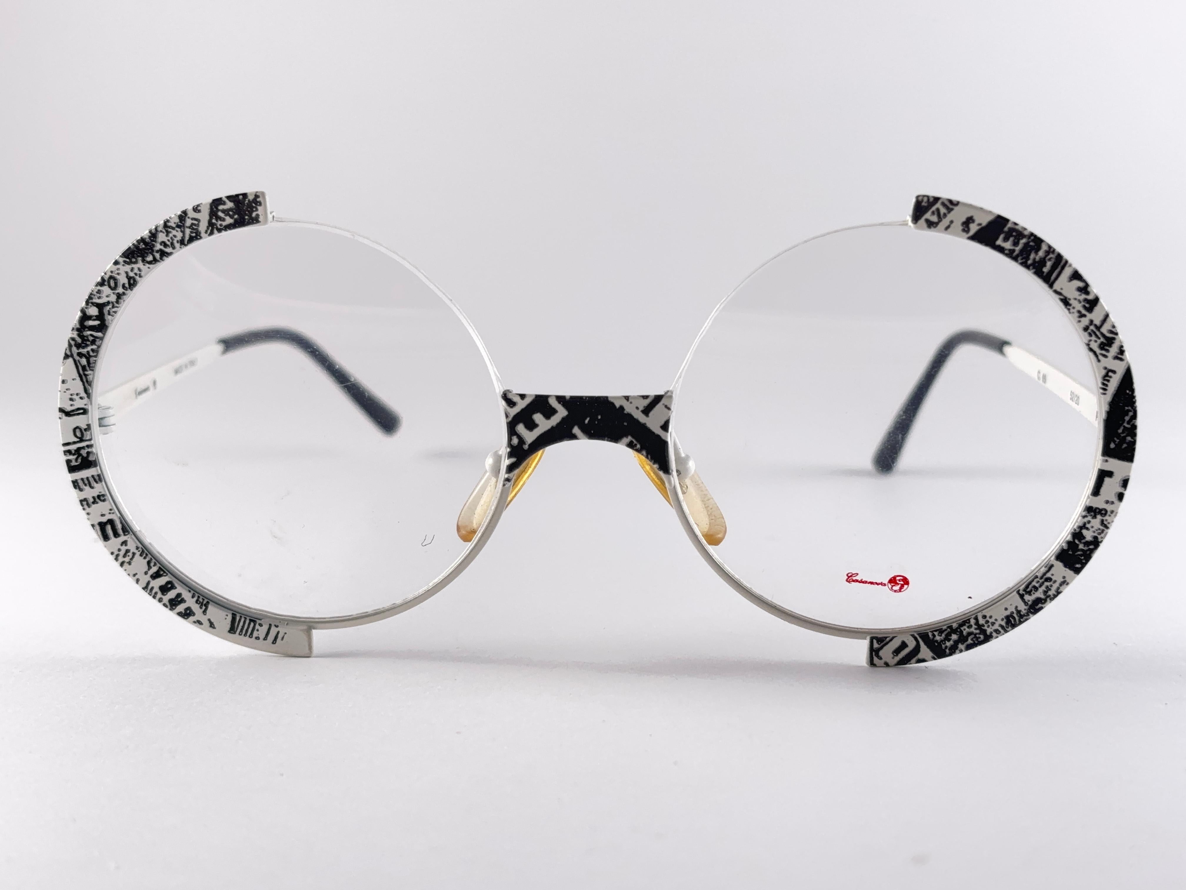 New Vintage Casanova Avantgarde White Round Frame With Clear Lenses Ready For Your Prescription.

Cette paire peut présenter des signes mineurs d'usure dus au stockage.

Fabriqué en Italie.




