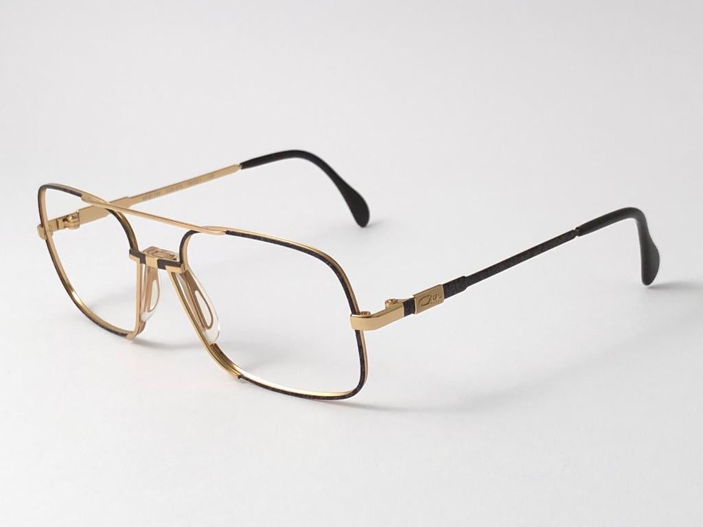 New Vintage Cazal Collectors Rx Item Marbled & Gold Frame. 
Cet article peut présenter des signes mineurs d'usure dus à plus de 30 ans de stockage.
Il est livré avec l'étui souple original de Cazal.

Fabriqué en  Allemagne.

Mesures 

Avant  14  