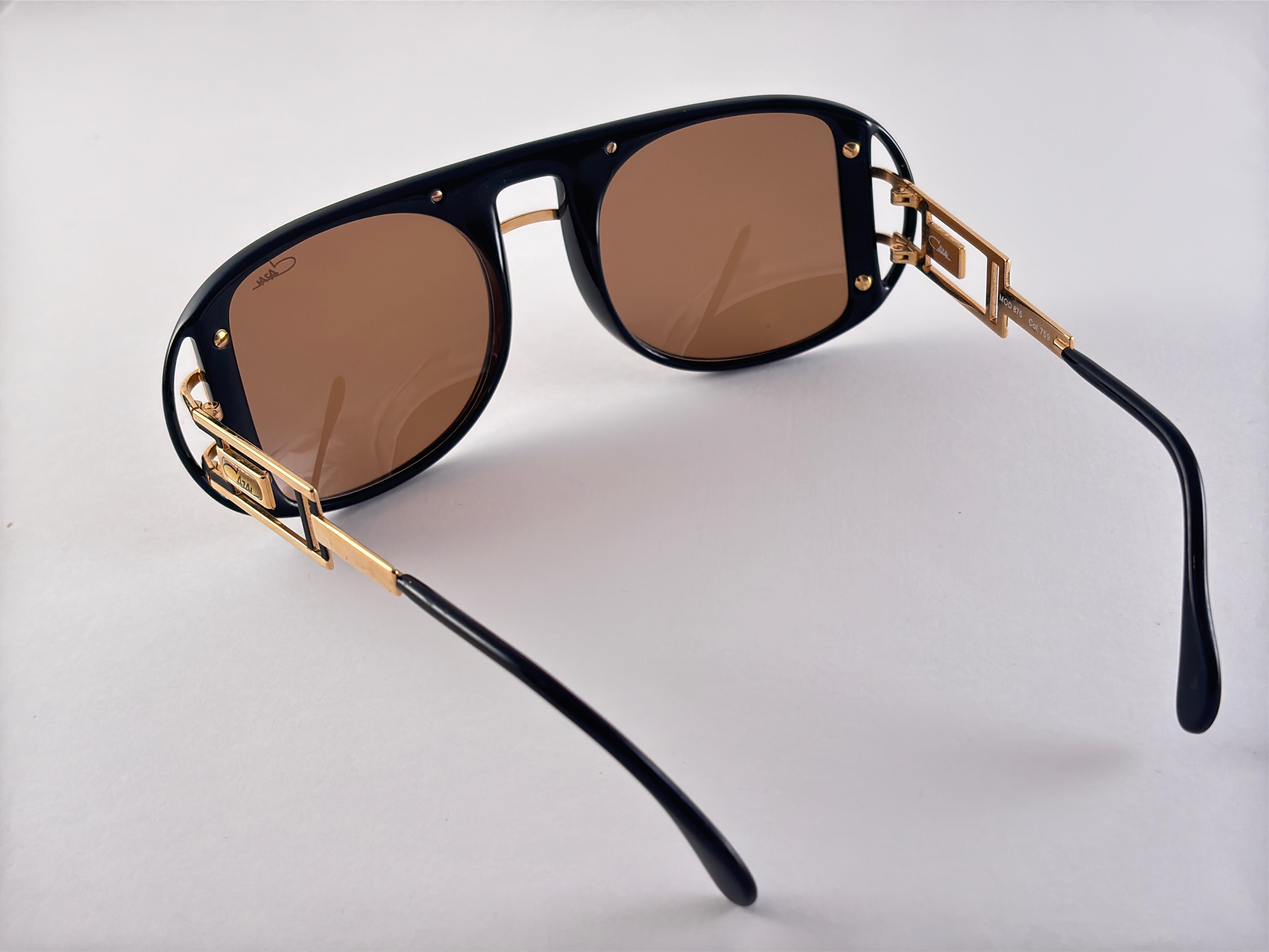 New Vintage Cazal Schwarz und Braun mit Gold Details Frame. 

Dieser Artikel kann aufgrund der Lagerung geringfügige Abnutzungserscheinungen aufweisen.

Hergestellt in Deutschland.

Vorderseite : 14,5 cm
Linse Höhe : 5 cm
Objektiv Breite : 5.2 cm


