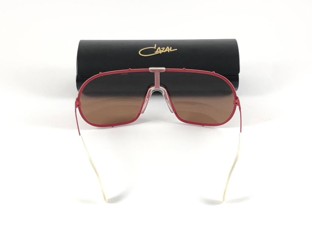 Neue Vintage Cazal 903 Rot & Weiß Iconic Frame Collector Item 1980's Sonnenbrille im Angebot 7