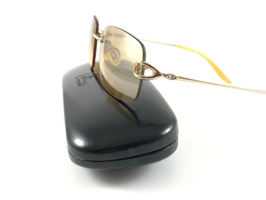Vintage Celine Dion  Monture en or sans monture portant une paire de lentilles moyennes ambrées 
Nouveau, jamais porté.
Il peut présenter de légers signes d'usure dus à plus de 20 ans de stockage.



Devant.                                       14