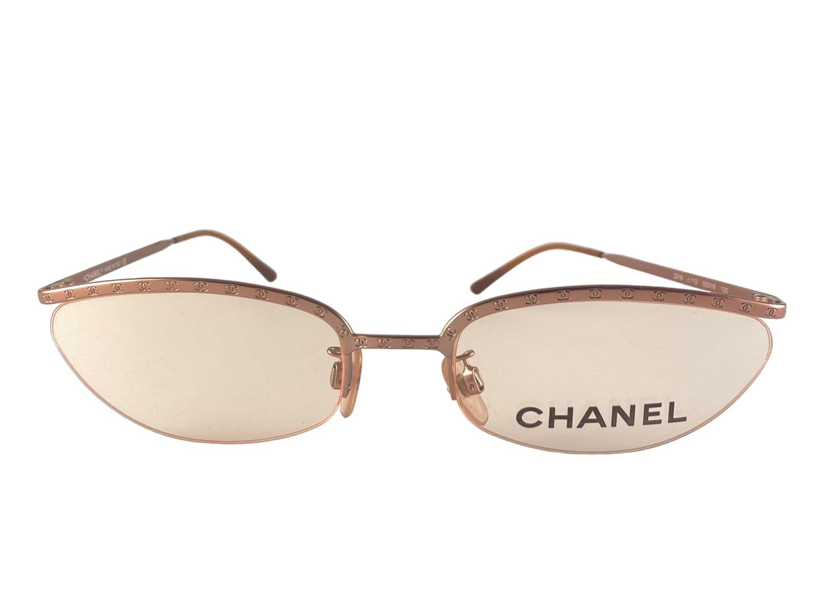 Chanel Vintage 2016 Rosa Metalizado Con Las Icónicas Cc Dobles Entrelazadas Adornando La Montura Que Sujeta Un Par De Lentes Rosa Ultraligero.

Nuevo, nunca usado.

Presenta Pequeños Signos De Desgaste En Las Lentes Debido A Más De 20 Años De