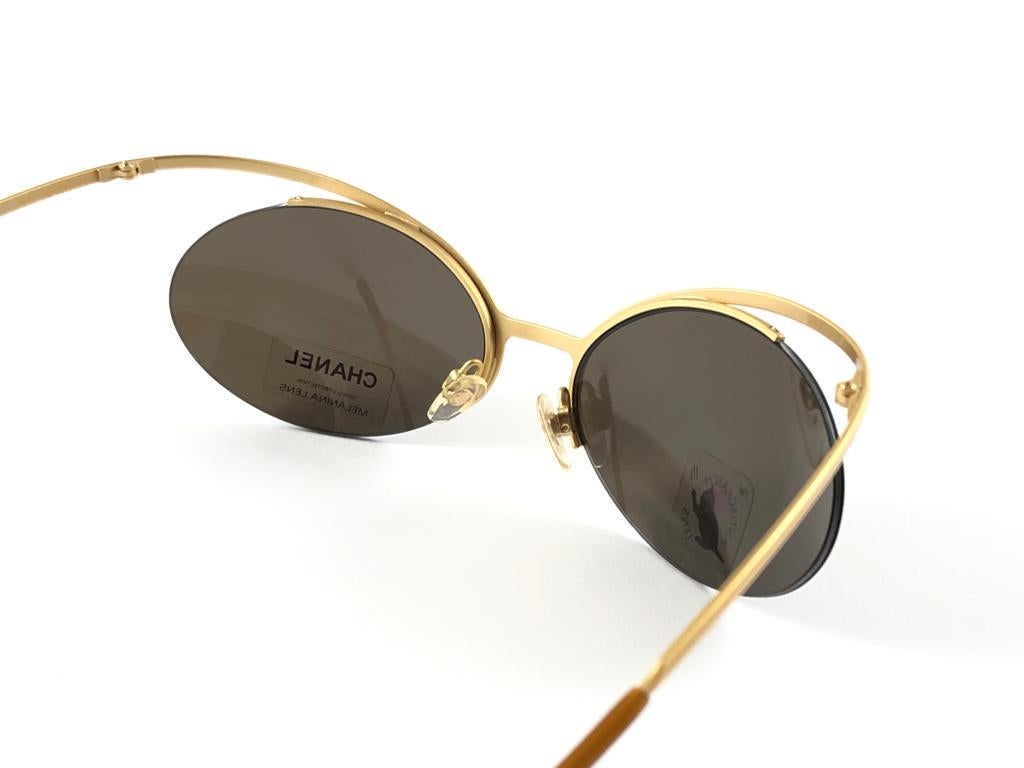 Ovale Vintage Chanel 4001 Gold-Sonnenbrille mit halber Rahmen, hergestellt in Italien, Y2K 4