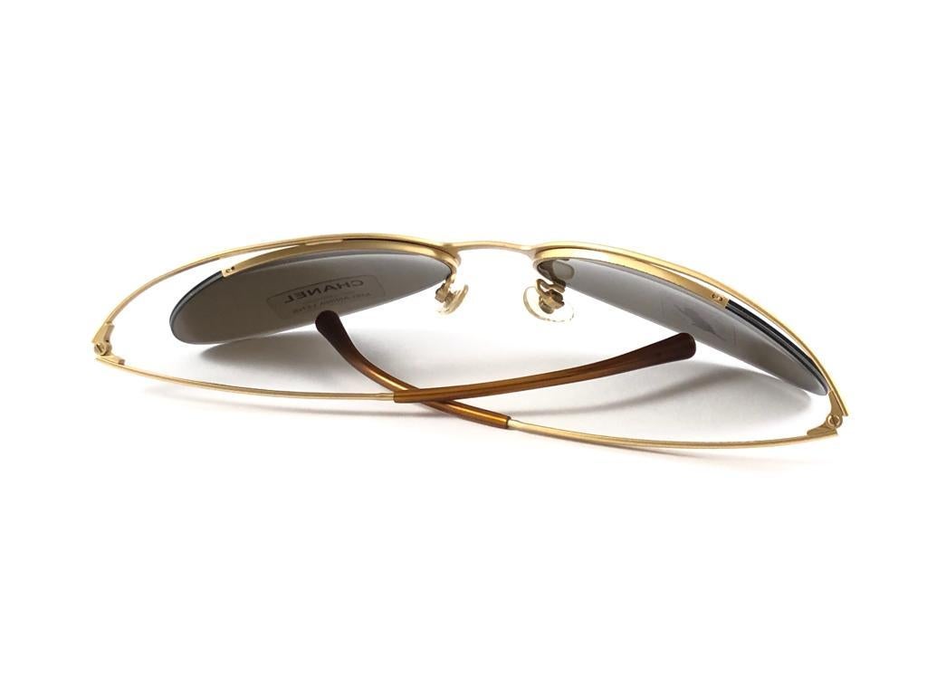 Ovale Vintage Chanel 4001 Gold-Sonnenbrille mit halber Rahmen, hergestellt in Italien, Y2K 5
