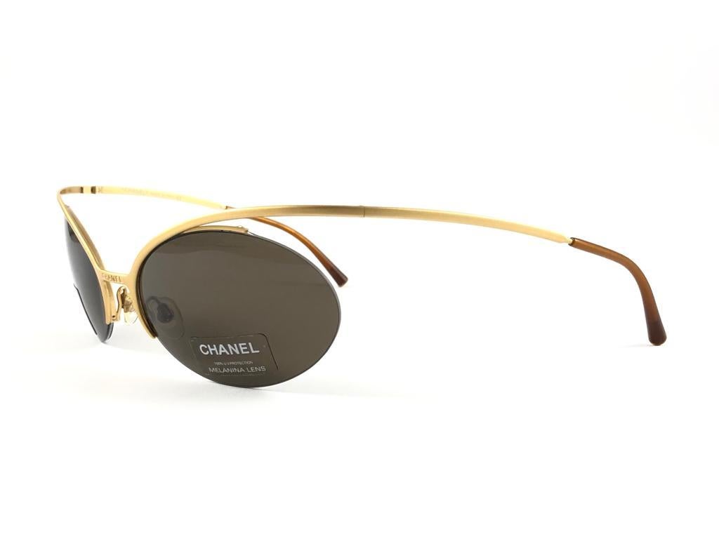 
Vintage Chanel 4001 Gold Half Frame Holding a pair of Dark Brown Lenses
New, Never worn.
It May Show So Minor Sign Of Wear Due To more Than 20 Years Of Storage.
Made in italy.


Front.                                      15.5 cms
Lens Hight       