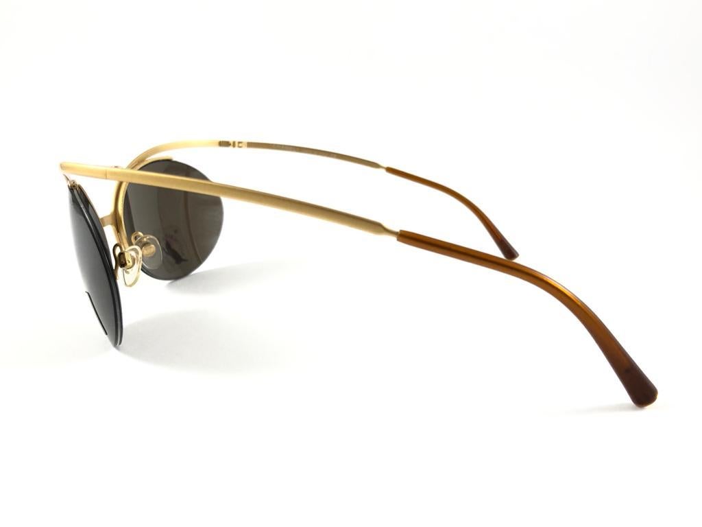 Ovale Vintage Chanel 4001 Gold-Sonnenbrille mit halber Rahmen, hergestellt in Italien, Y2K (Grau)