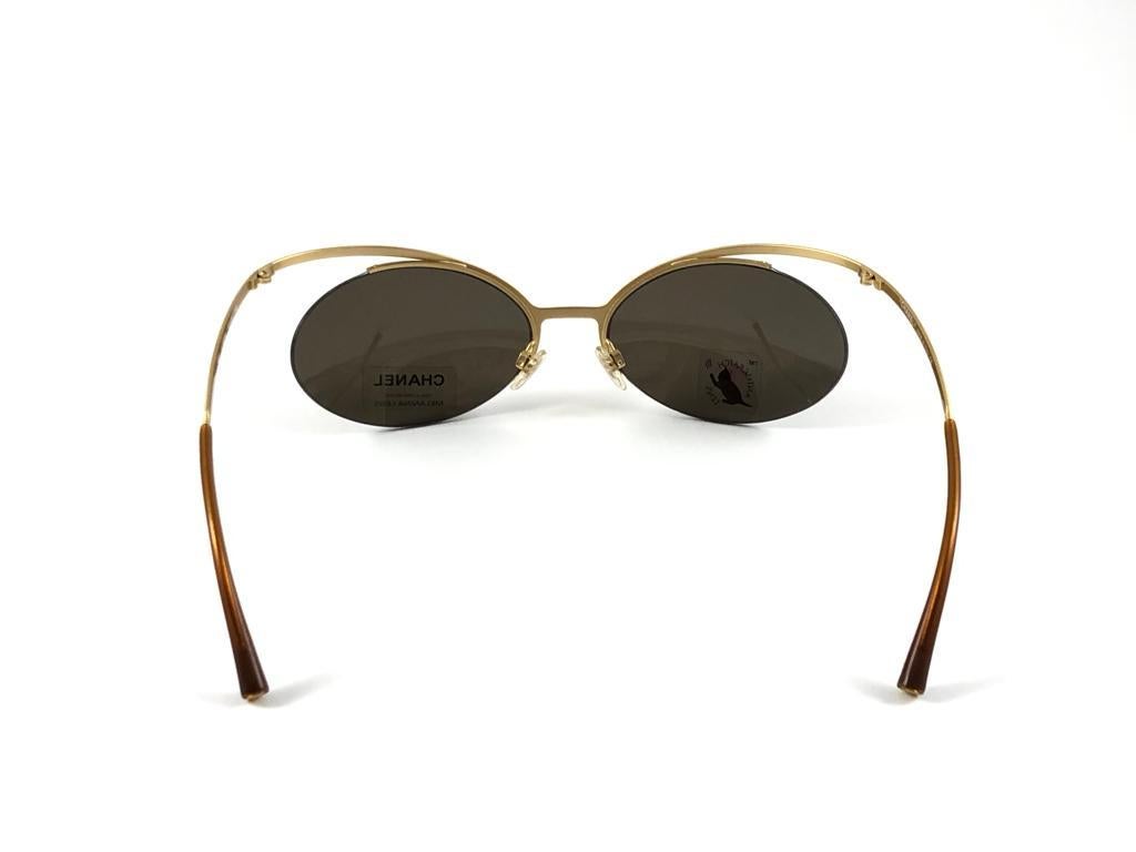 Ovale Vintage Chanel 4001 Gold-Sonnenbrille mit halber Rahmen, hergestellt in Italien, Y2K 3