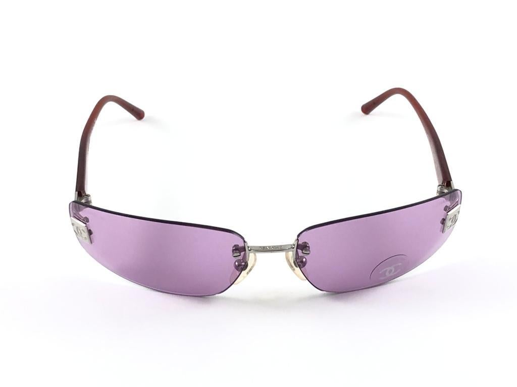 Vintage Chanel 4018 Rimless Translucent Red Temples Frame Holding a pair of Medium Purple Lenses
New, Never worn.
It May Show So Minor Sign Of Wear Due To more Than 20 Years Of Storage.
Made in italy.


Front.                                  13.5