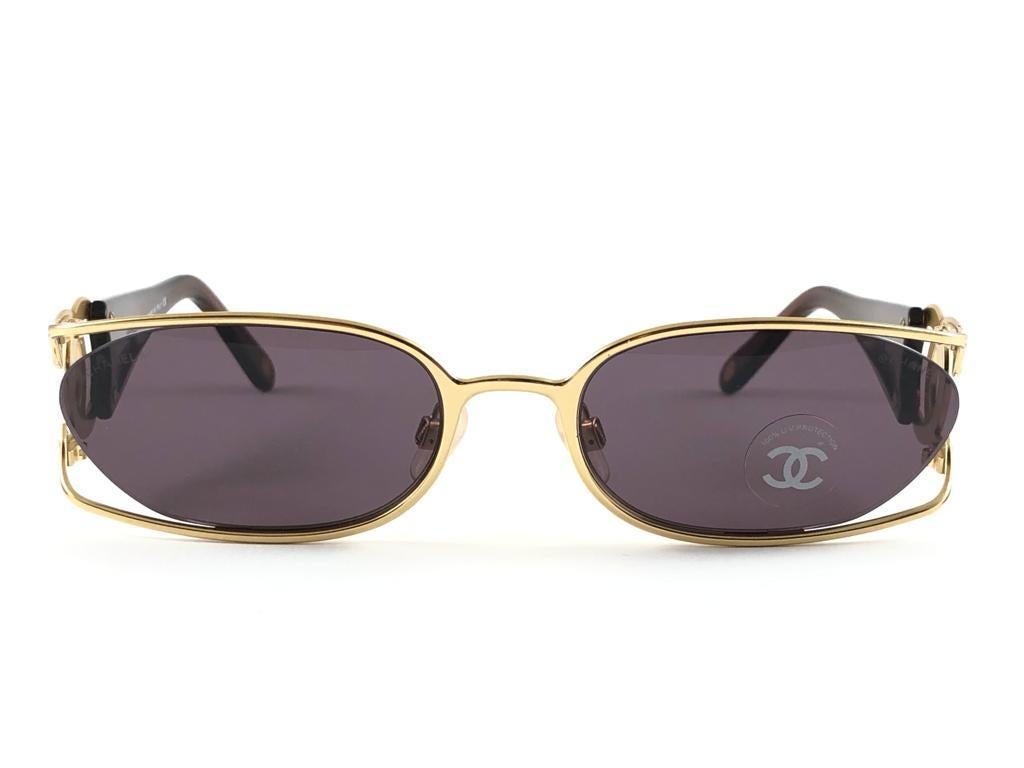 
Vintage Chanel 4023 Gold Rectangular Strong Frame Holding a pair of Dark Brown Lenses
New, Never worn.
It May Show So Minor Sign Of Wear Due To more Than 20 Years Of Storage.
Made in italy.


Front.                                      14 cms
Lens