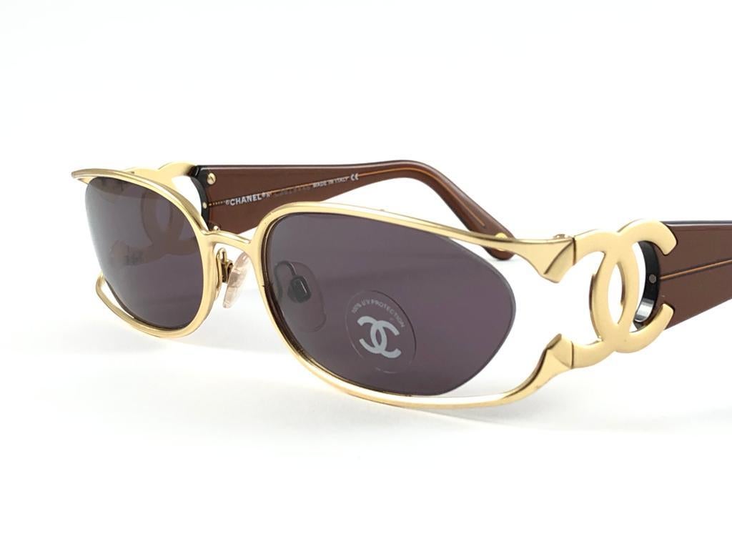  New Vintage Chanel 4023 Gold Rectangular Frame Sunglasses Made In Italy Y2K Pour femmes 
