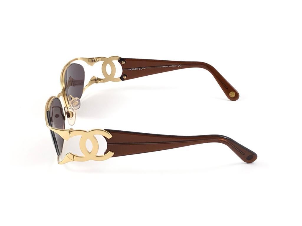 New Vintage Chanel 4023 Gold Rectangular Frame Sunglasses Made In Italy Y2K In New Condition In Baleares, Baleares