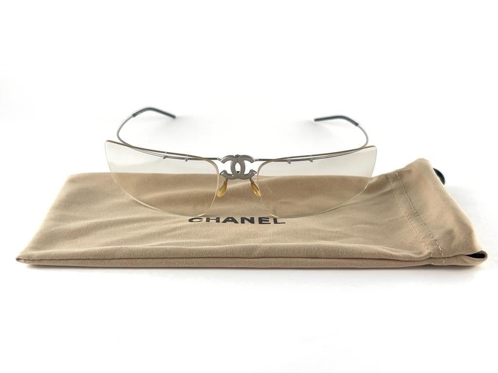 
Vintage Chanel 4032  Randlos & faltbar Rahmen leichte Linsen
Neu, Nie getragen.
Es kann so geringfügige Zeichen der Abnutzung aufgrund von mehr als 20 Jahren Lagerung zeigen


Hergestellt in Italien



Vorderseite.                                  