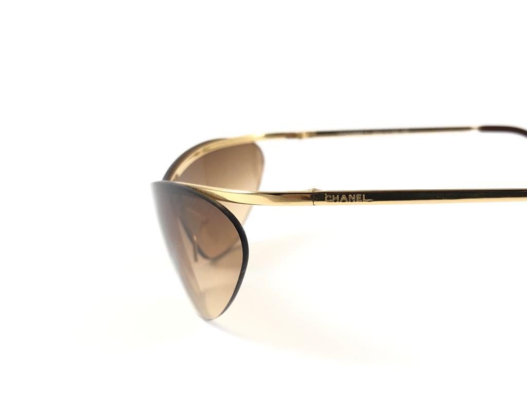 New Vintage Chanel 4042 Gold Half Frame Mono Lense Sunglasses Made In Italy Y2K In New Condition For Sale In Baleares, Baleares