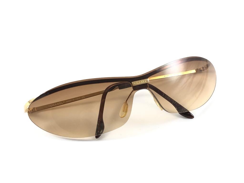 Neu Vintage Chanel 4042 Mono Lense-Sonnenbrille mit goldenem Halbrahmen, hergestellt in Italien Y2K 1