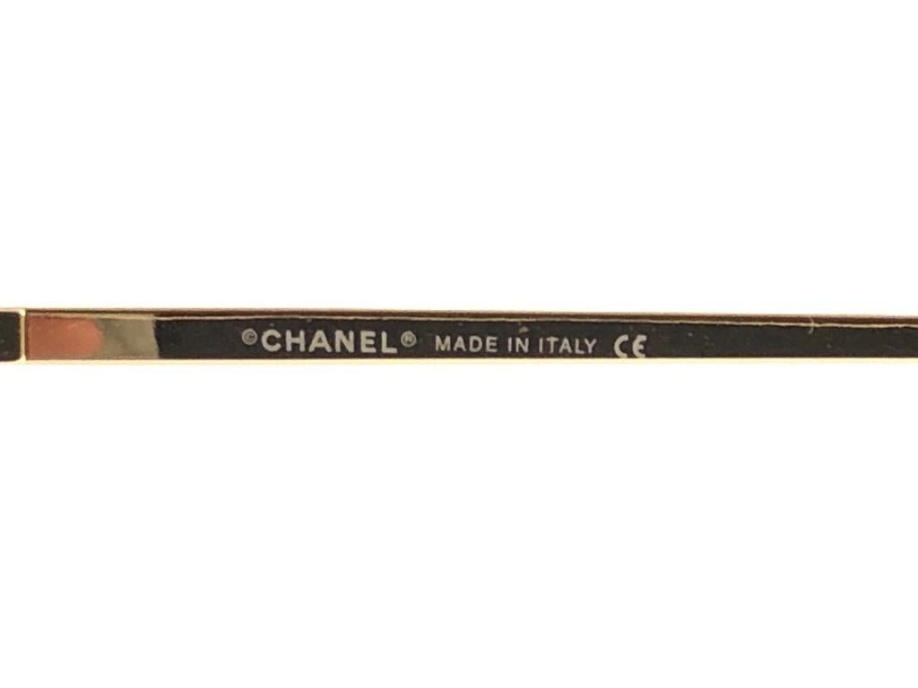 Nouveau Vintage Chanel 4043 - Lunettes de soleil à monture dorée avec demi-cadre mono, fabriquées en Italie Y2K en vente 2