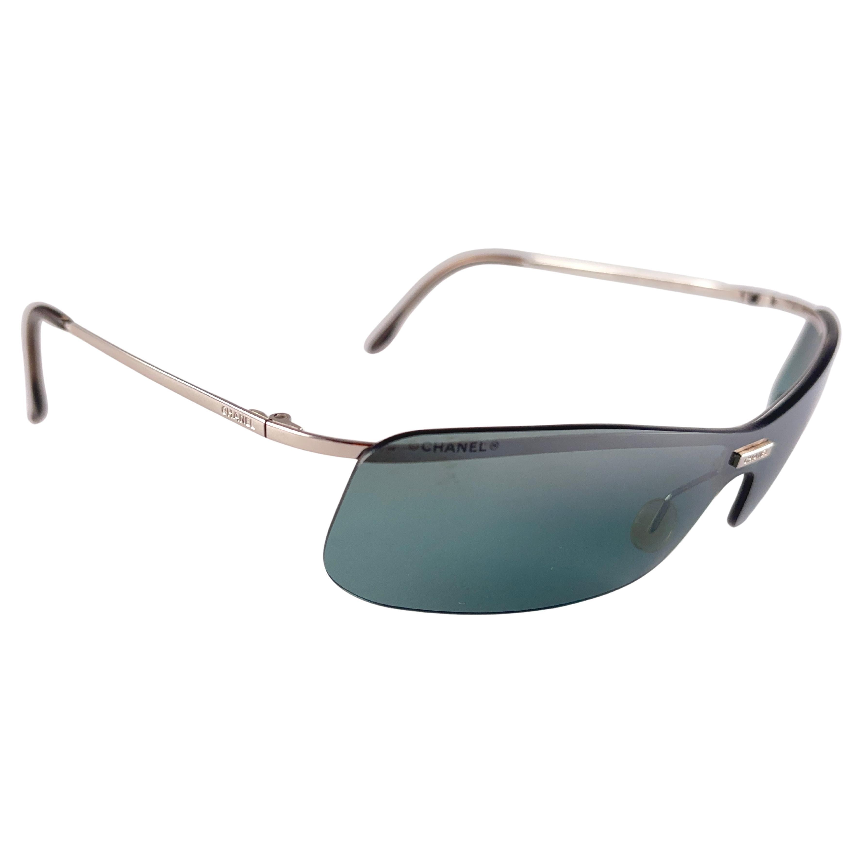 
Vintage Chanel 4043 Rimless Silver Frame Holding A Pair Of Dark Grey Slight Mirrored Lenses

New, Never Worn Or Displayed.

It Show So Minor Sign Of Wear On The Lens, Almost Invisible While Wearing.



Made In Italy.



Front.                      