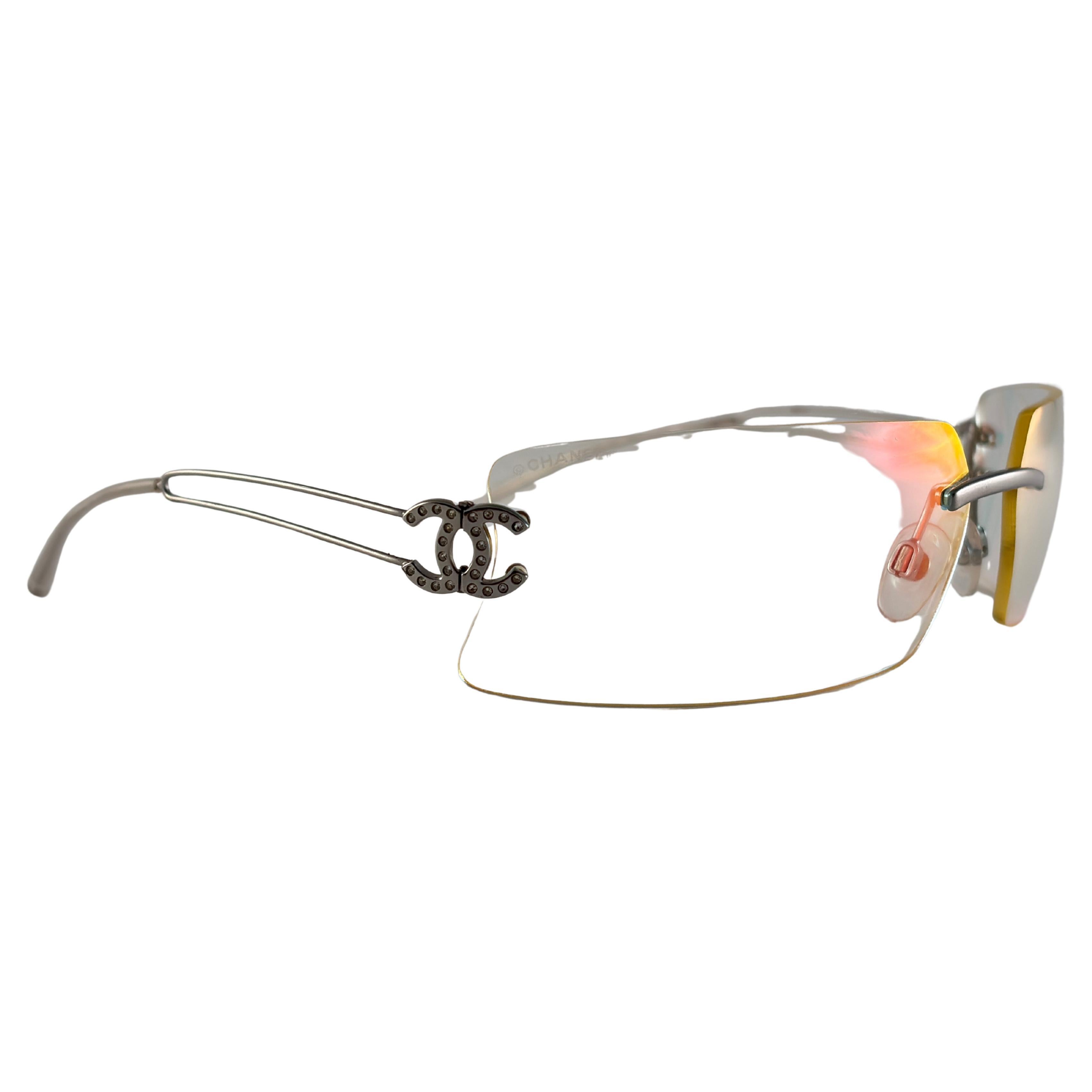
Chanel vintage 4051  Montura sin montura con lentes Light

Presenta Pequeños Signos De Desgaste En Las Lentes Debido A Más De 20 Años De Almacenamiento


Fabricado en Italia



Frente.                                          13 cm
Altura de la