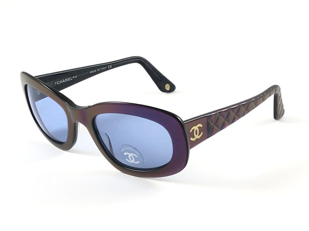Neu Vintage Chanel 5009 schillernde blaue Lense-Sonnenbrille mit Rahmen, hergestellt in Italien Y2K im Zustand „Neu“ im Angebot in Baleares, Baleares