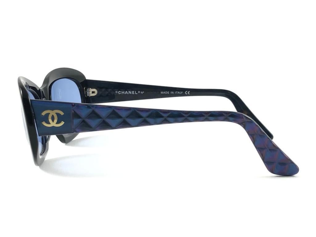 New Vintage Chanel 5009 Iridescent Frame Blue Lense Sunglasses Made In Italy Y2K In New Condition For Sale In Baleares, Baleares