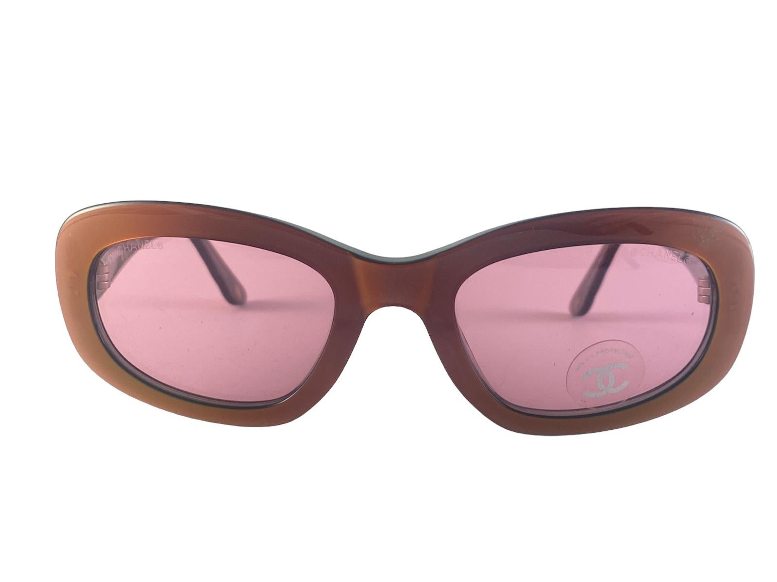 Vintage Chanel 5009 Iridescent Frame Holding a pair of Medium rose Lenses
New, Never worn.
It May Show So Minor Sign Of Wear Due To more Than 20 Years Of Storage.
Made in italy.


Front.                                  13.5 cms
Lens Hight          