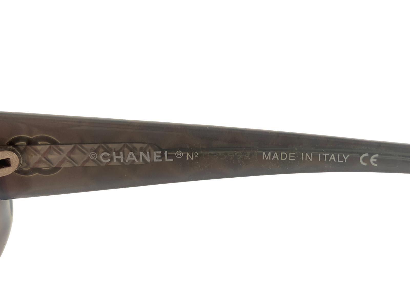 New Vintage Chanel 5009 Iridescent Frame Rose Lense Sunglasses Made In Italy Y2K In New Condition For Sale In Baleares, Baleares