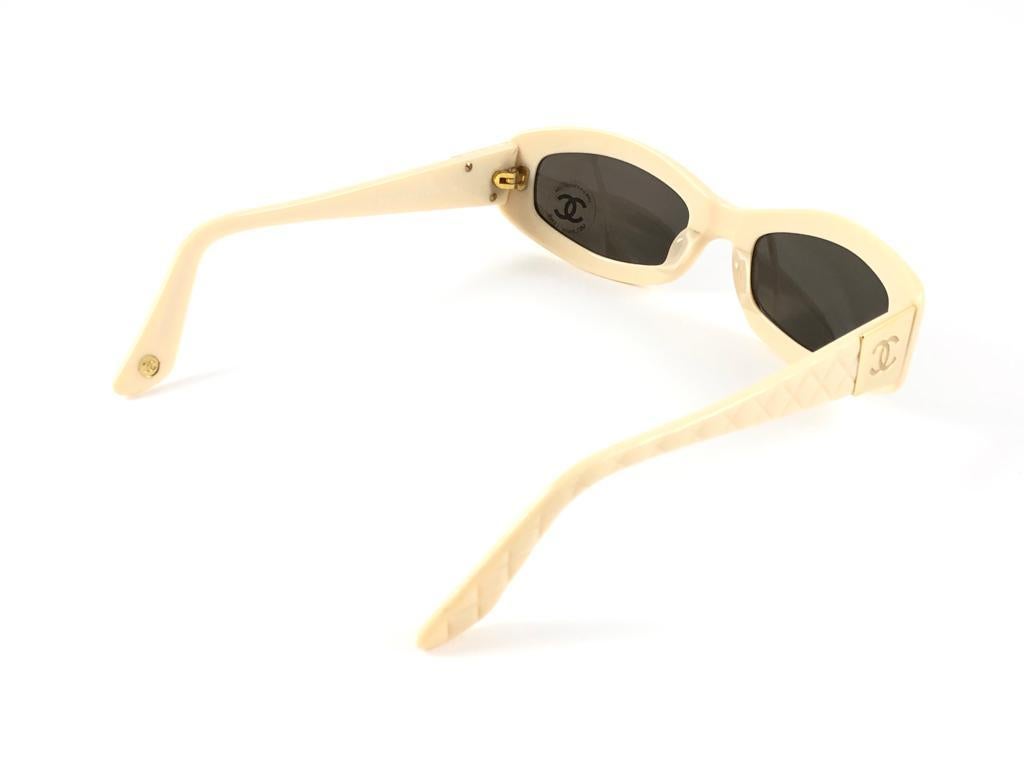 New Vintage Chanel 5014 Cream & Gold Accents Frame Sunglasses Made In Italy Y2K 5