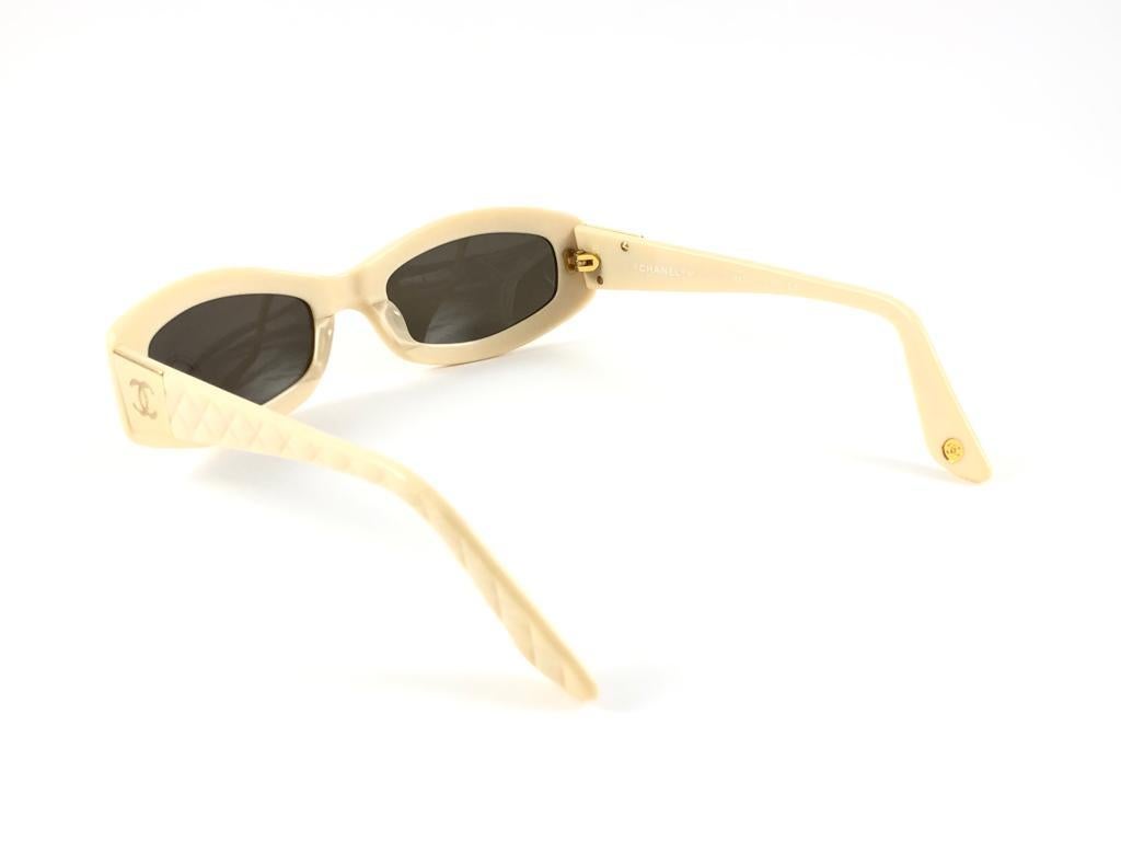 New Vintage Chanel 5014 Cream & Gold Accents Frame Sunglasses Made In Italy Y2K 6